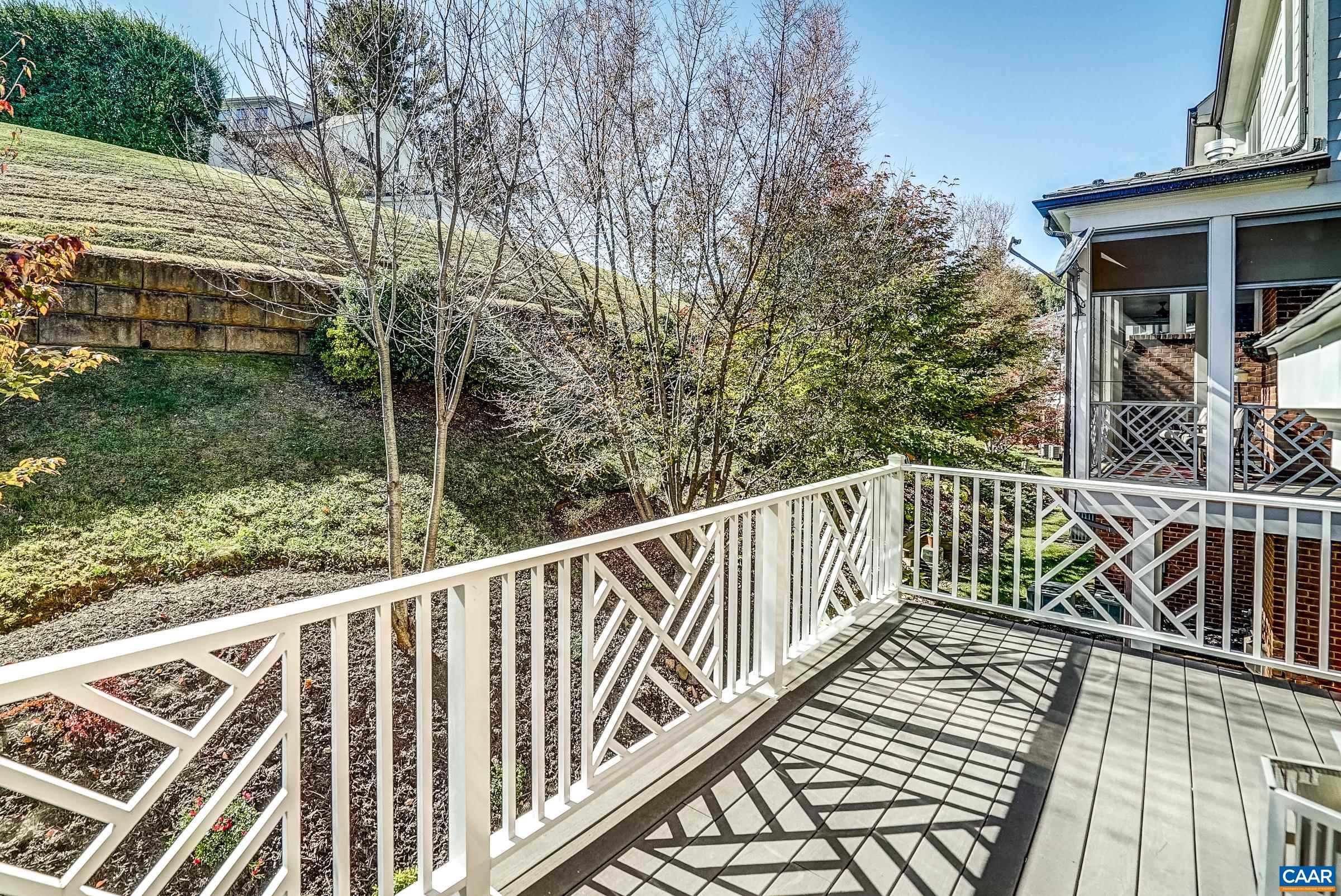 646 EIGHT WOODS LN