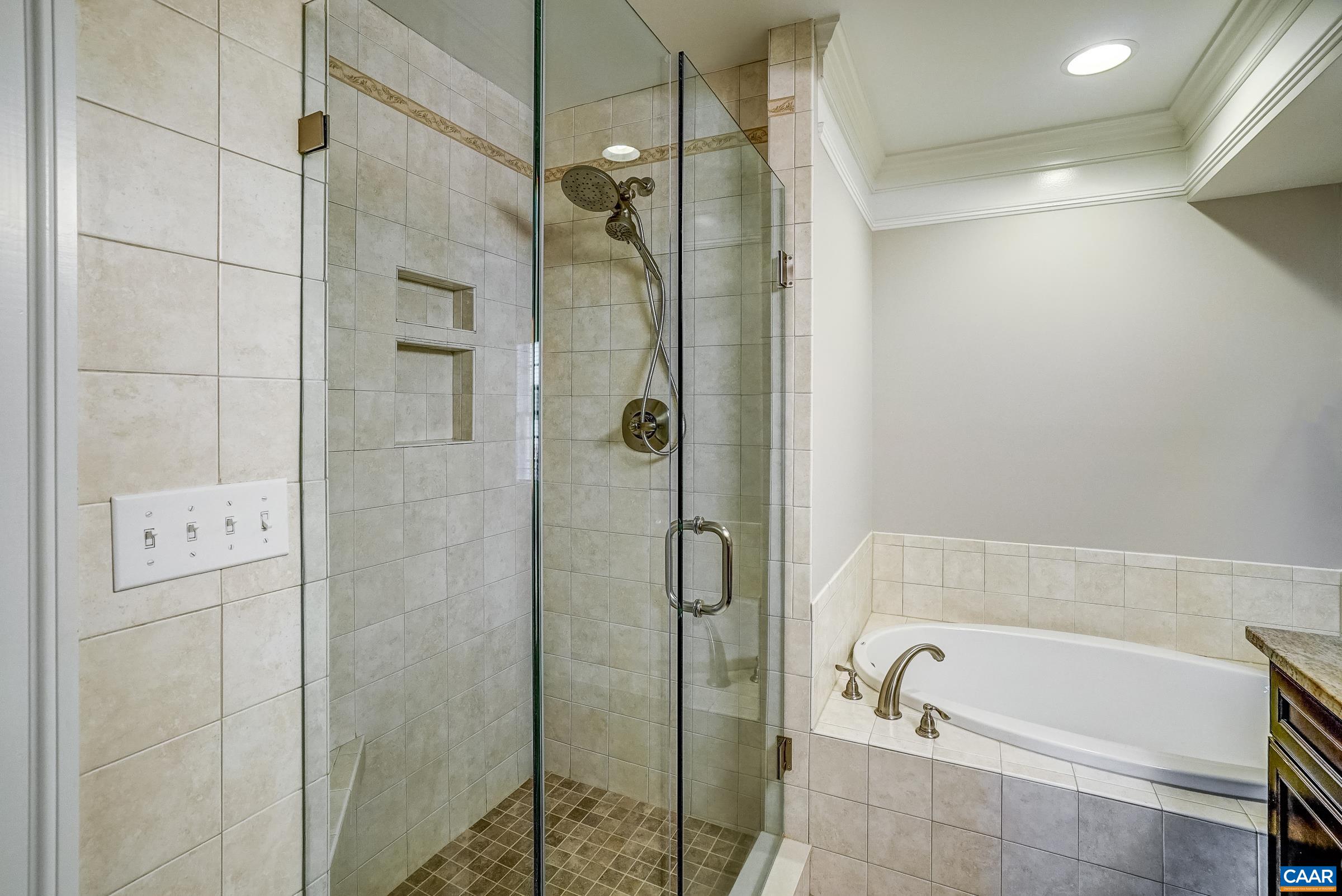 646 EIGHT WOODS LN