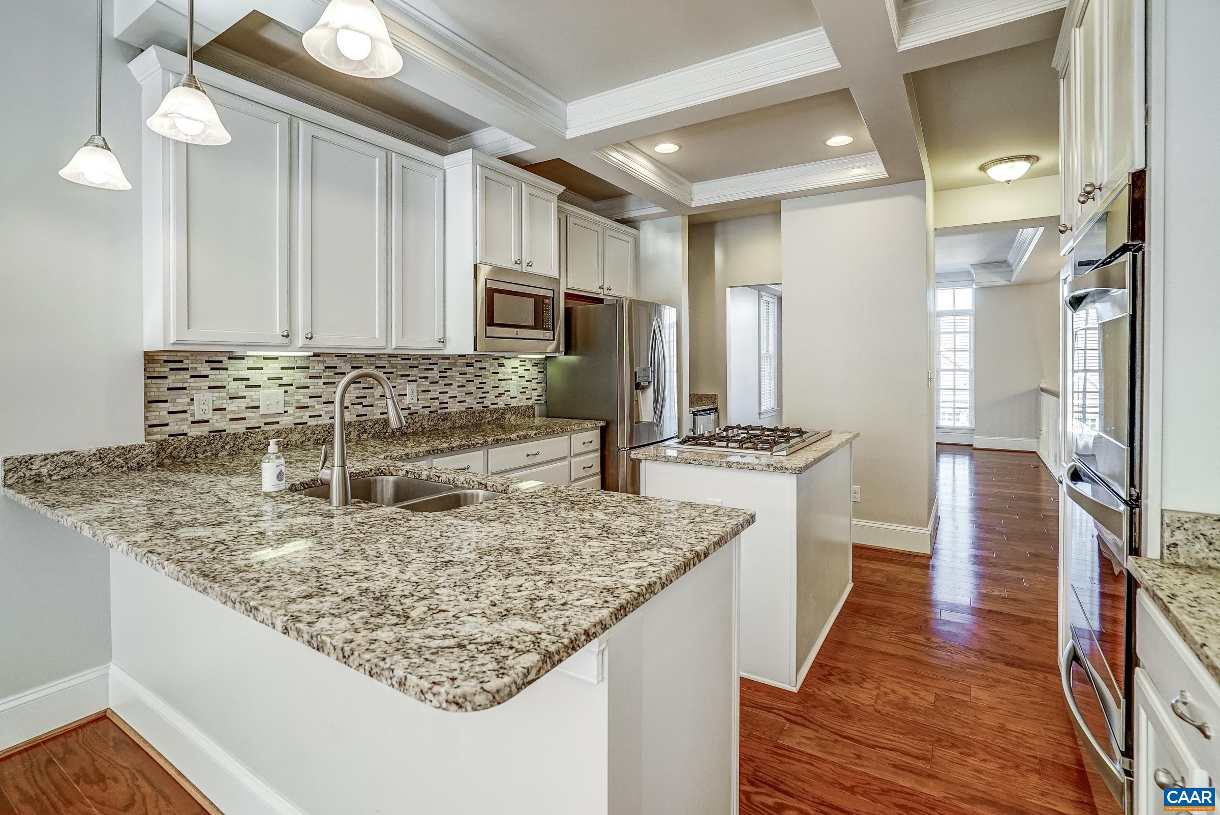 646 EIGHT WOODS LN