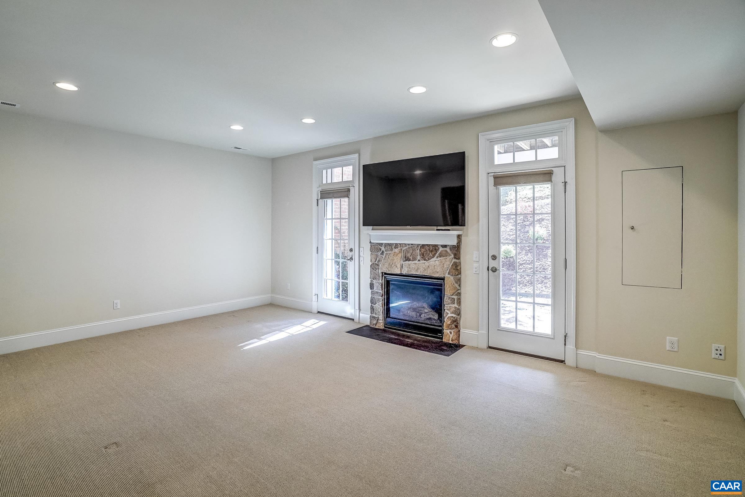 646 EIGHT WOODS LN