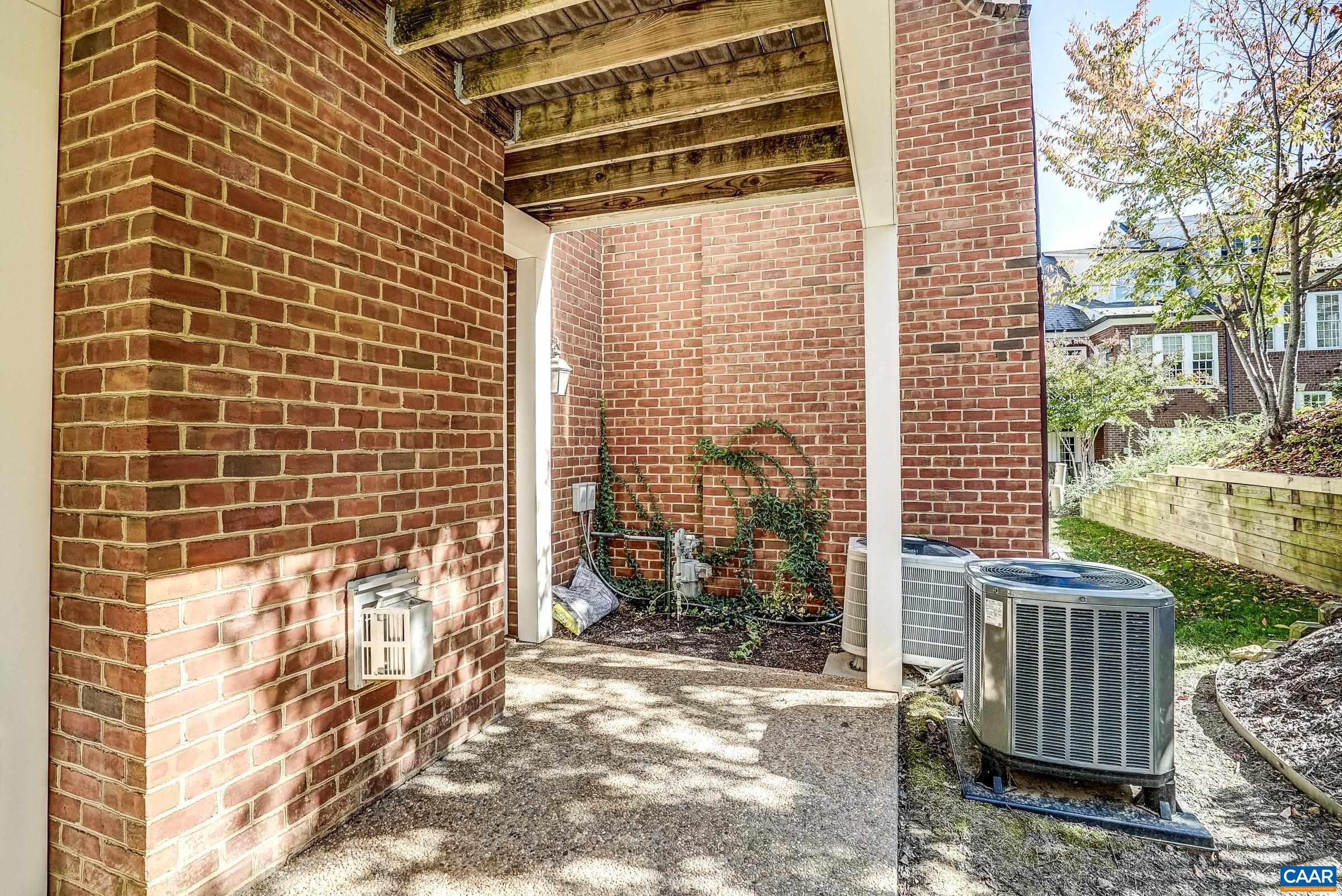 646 EIGHT WOODS LN