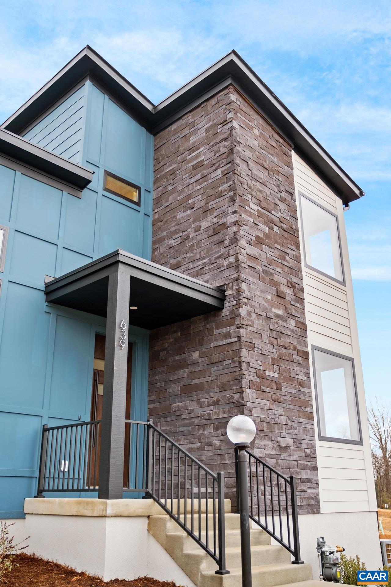 139 LOCHLYN HILL DR