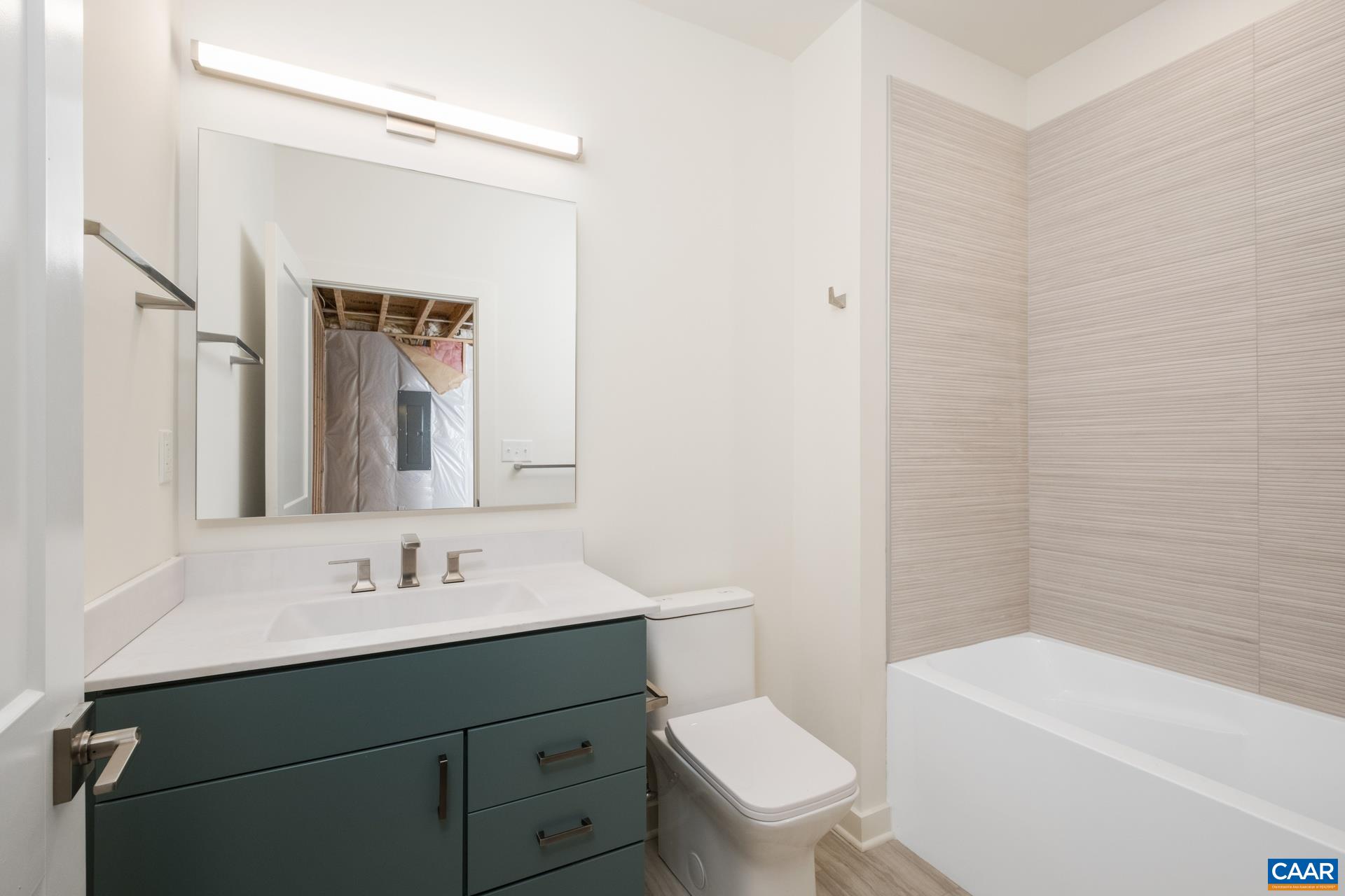 139 LOCHLYN HILL DR