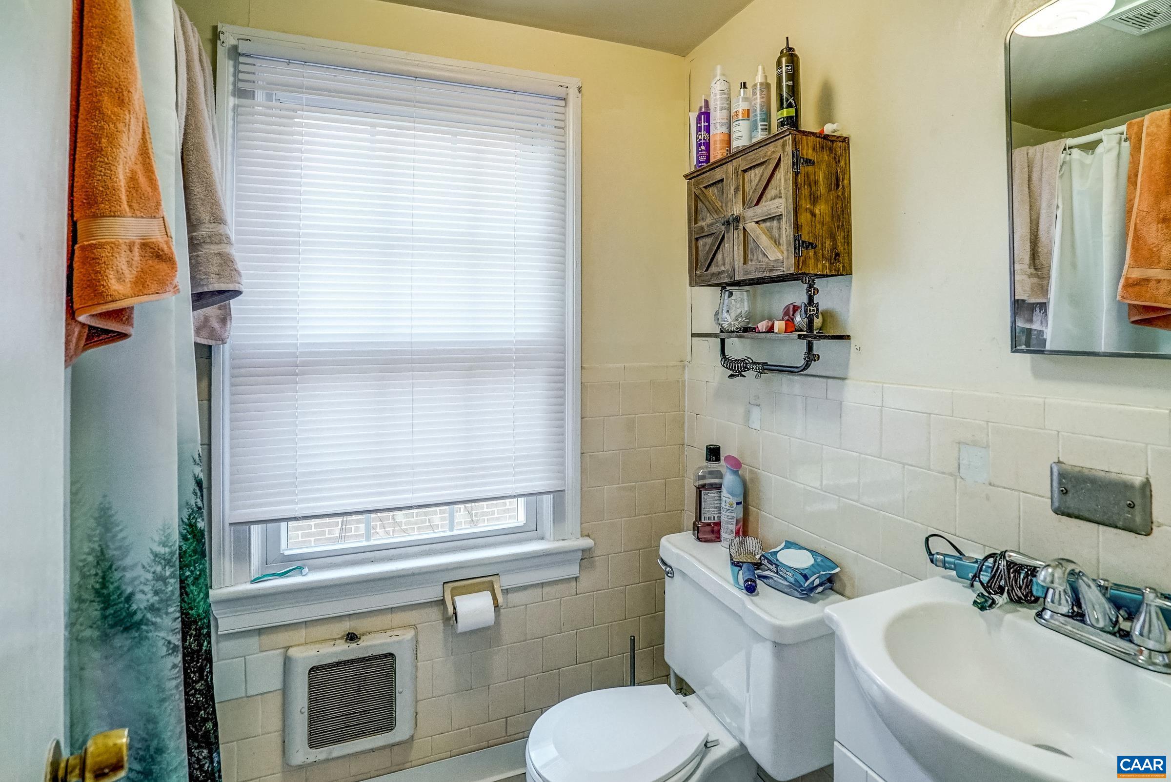 1040 LOCUST AVE Unit: A&B