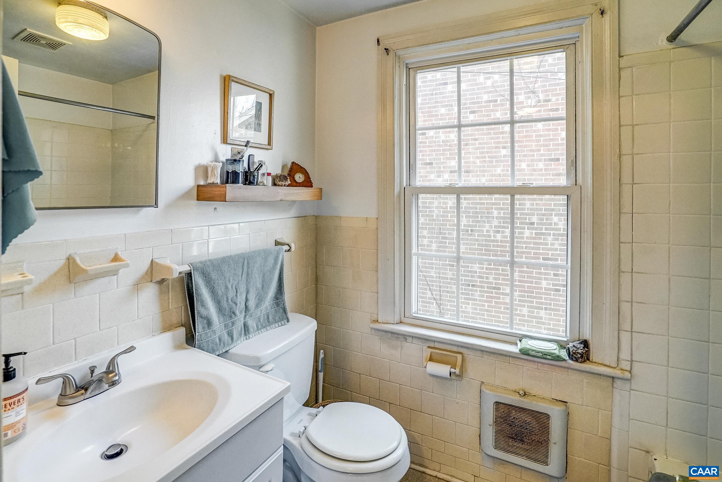 1040 LOCUST AVE Unit: A&B