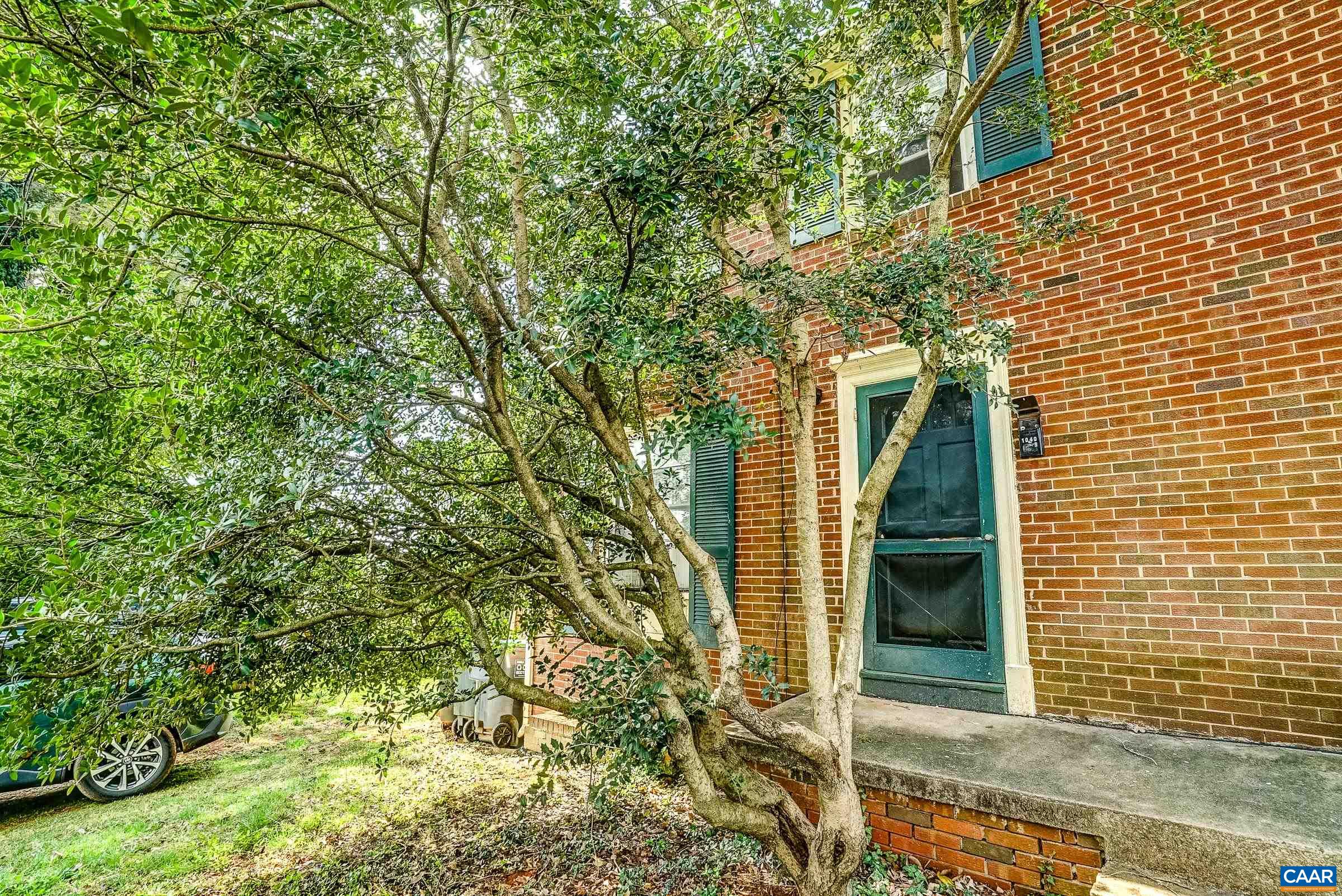 1040 LOCUST AVE Unit: A&B