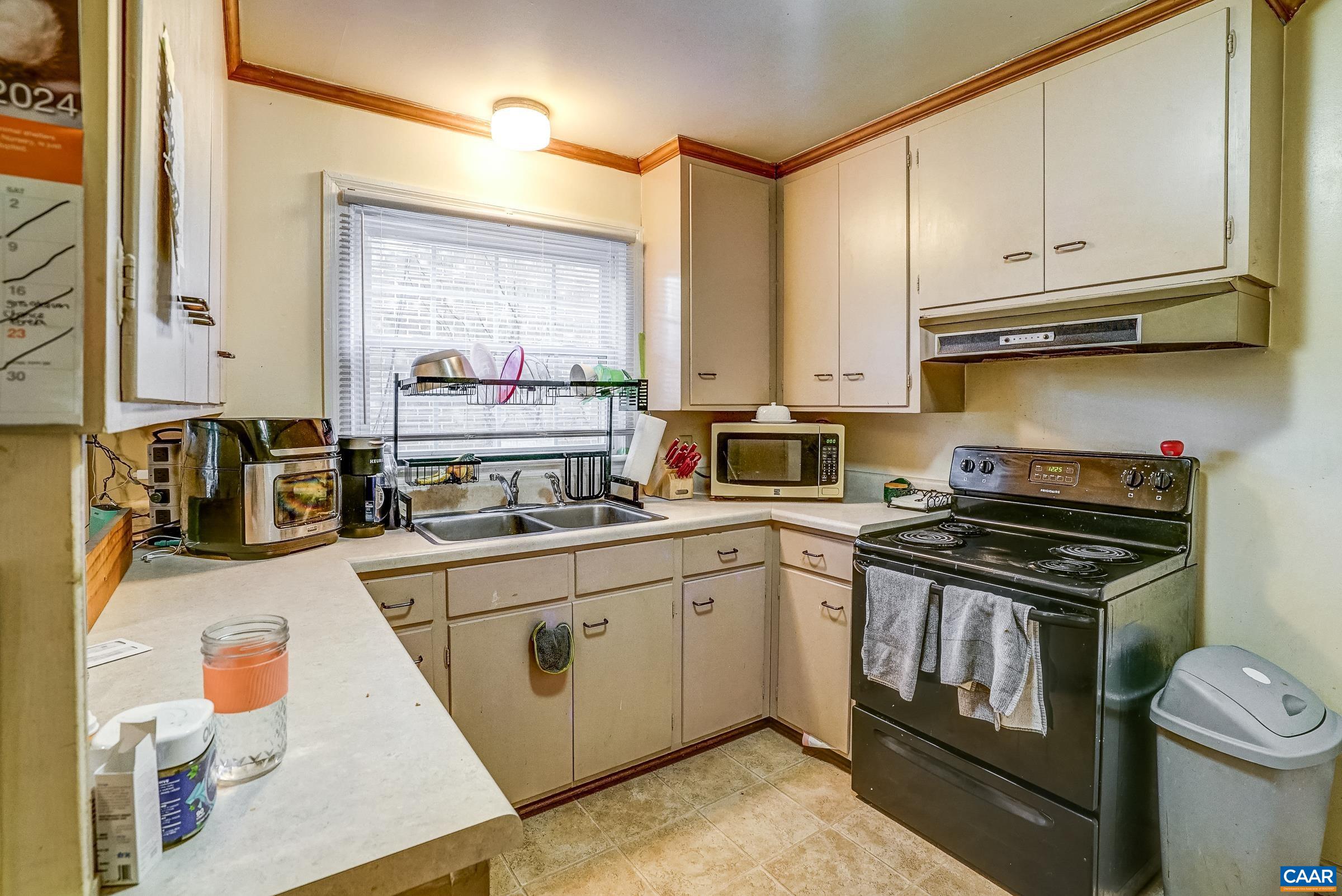 1040 LOCUST AVE Unit: A&B