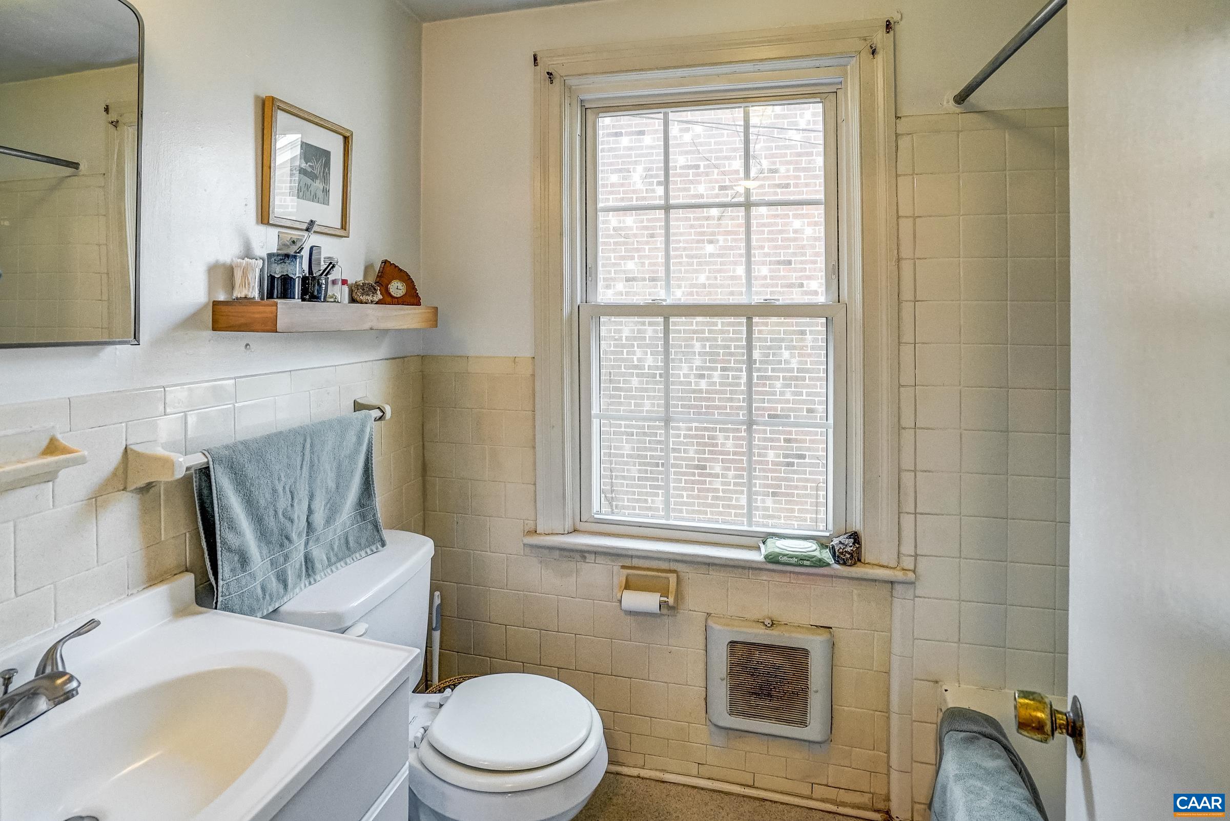 1040 LOCUST AVE Unit: A&B