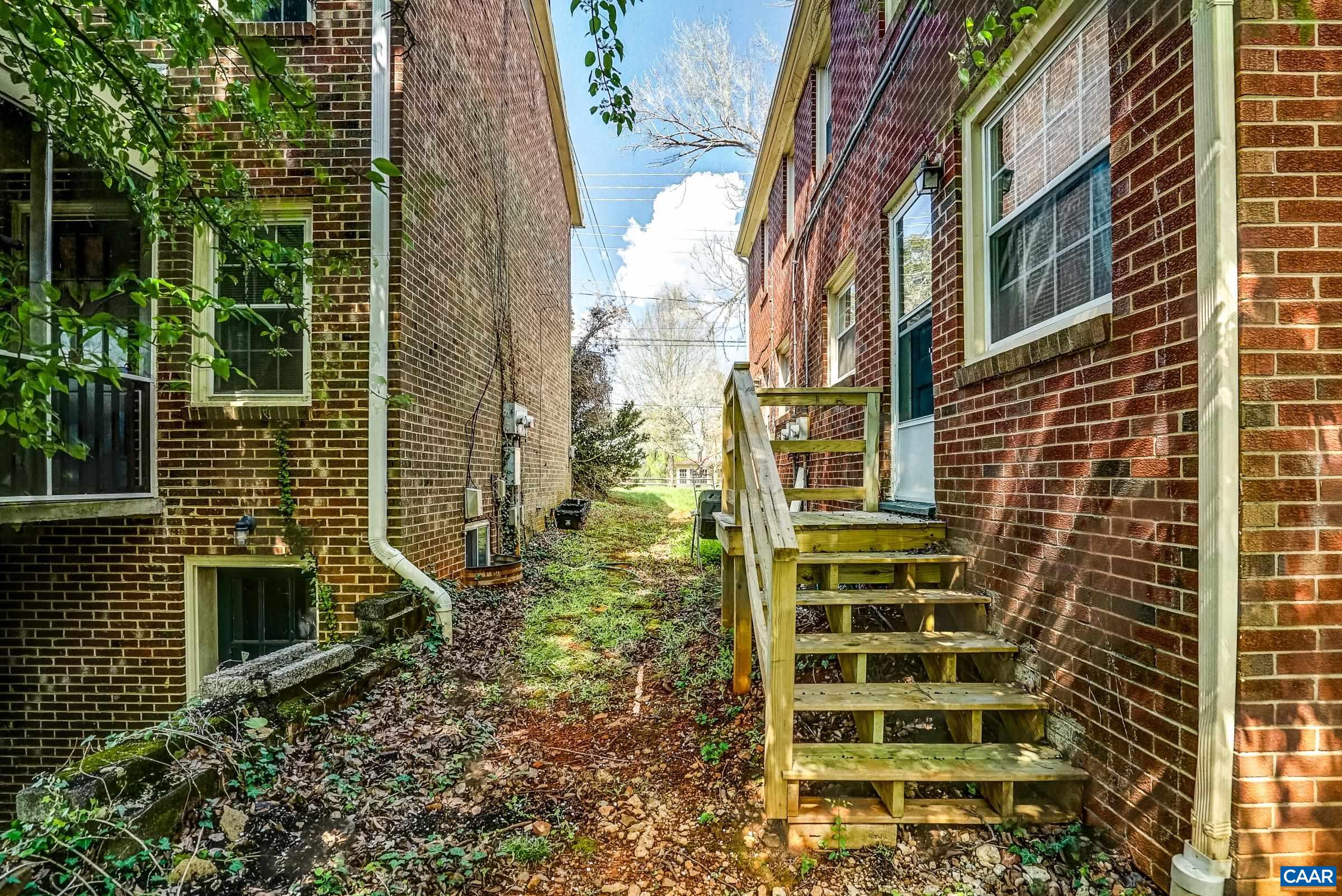 1040 LOCUST AVE Unit: A&B