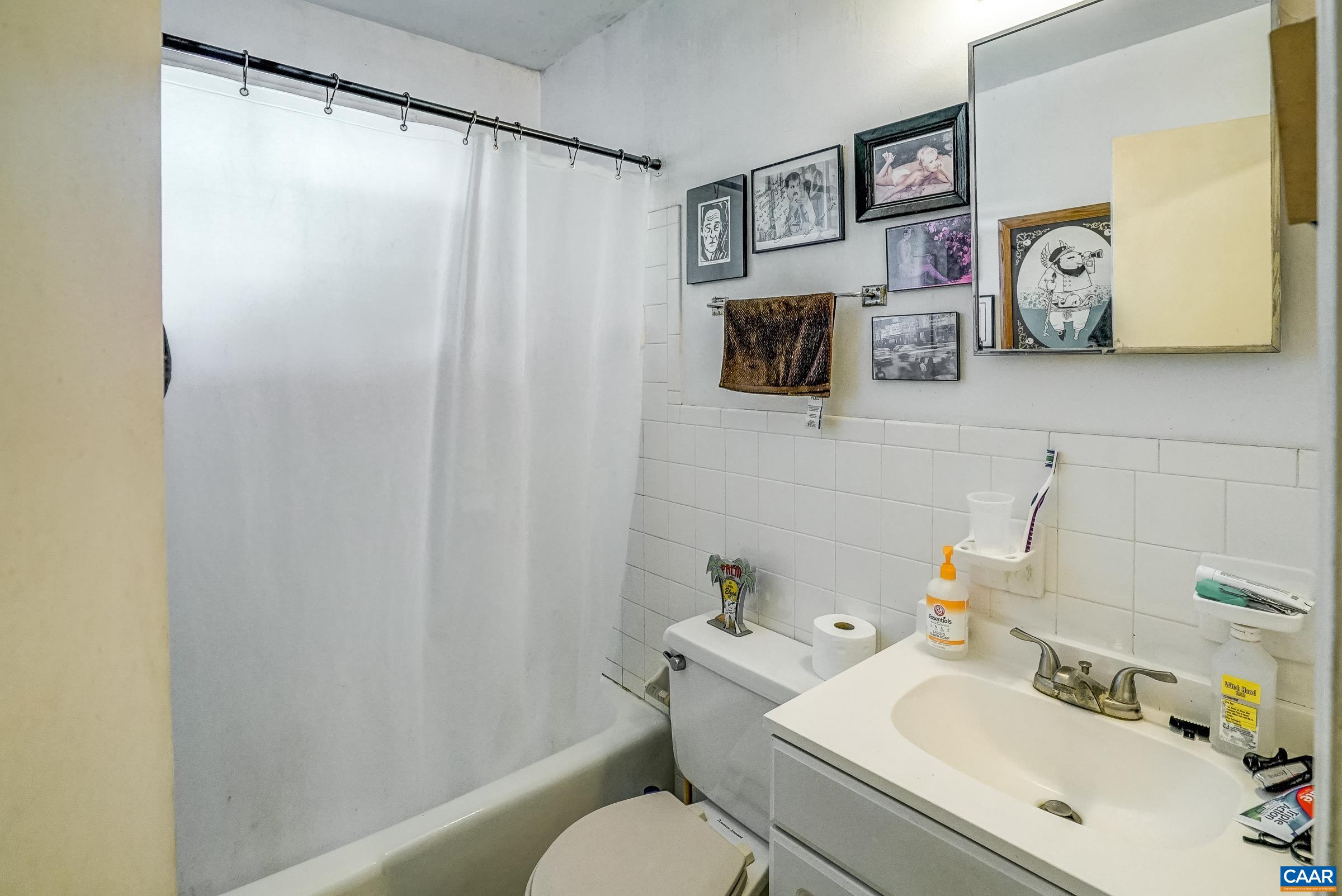 1038 LOCUST AVE Unit: A&B