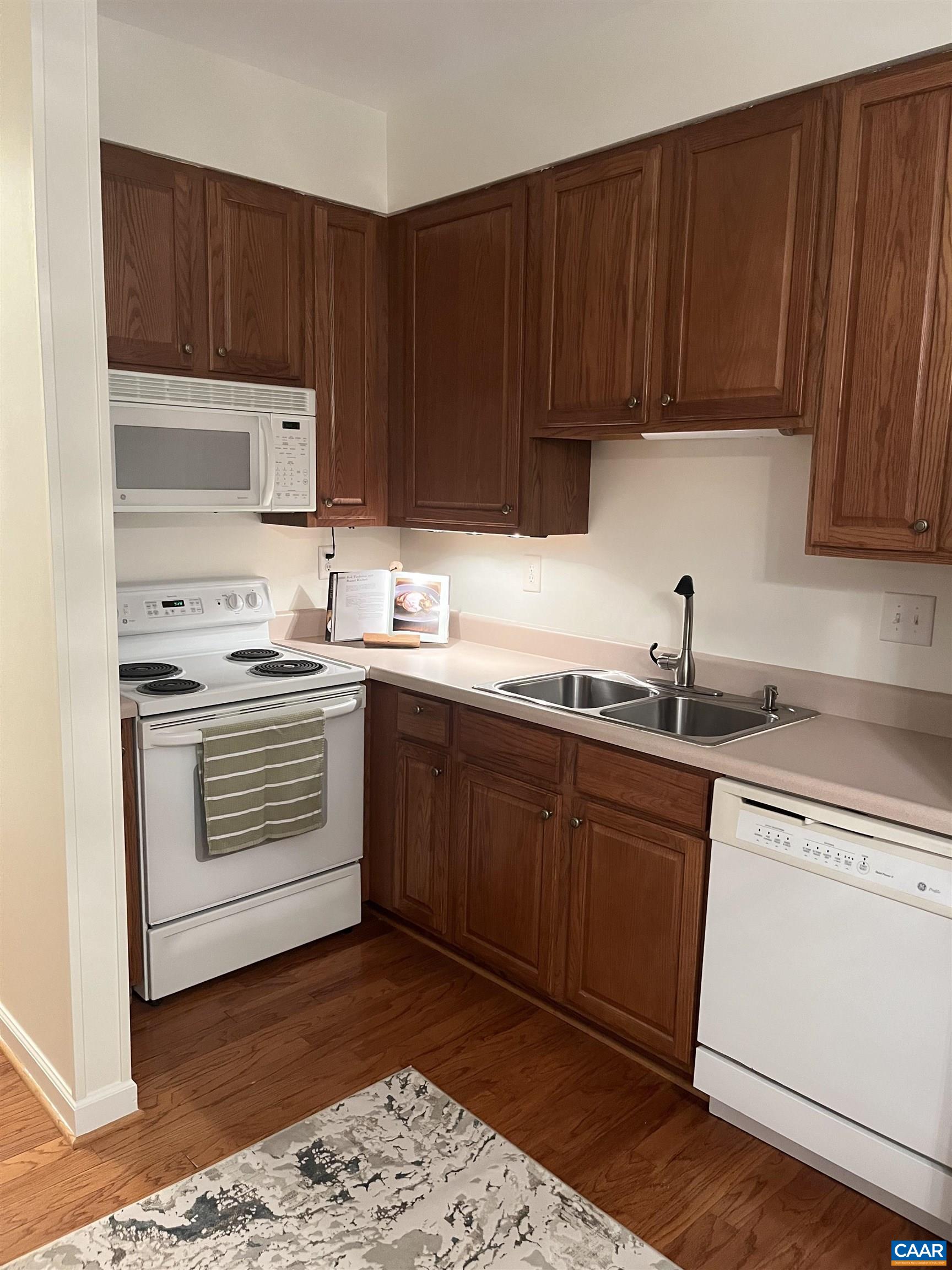 2328 RAVENSWOOD CT