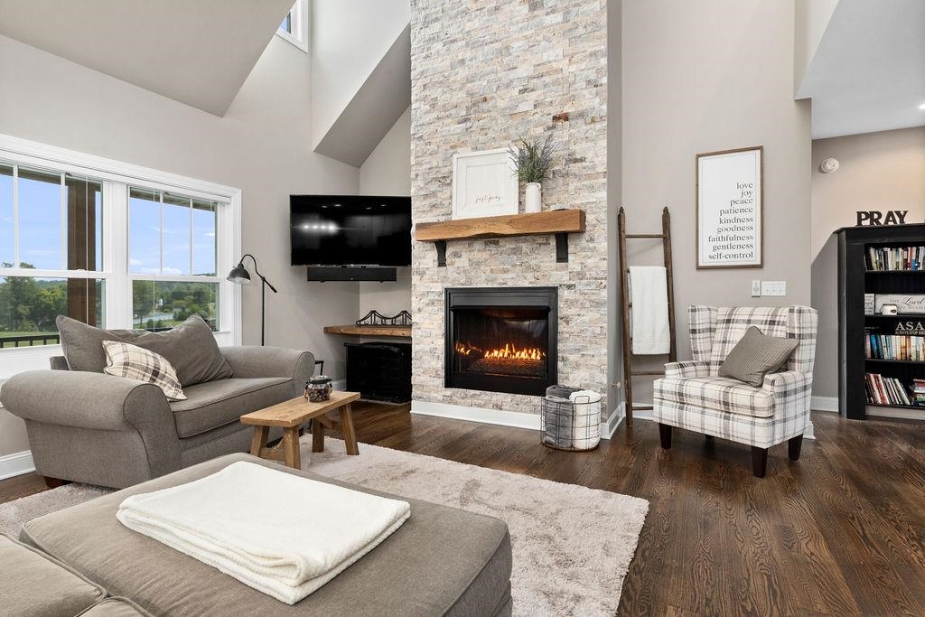 44 WHISPERING OAKS DR