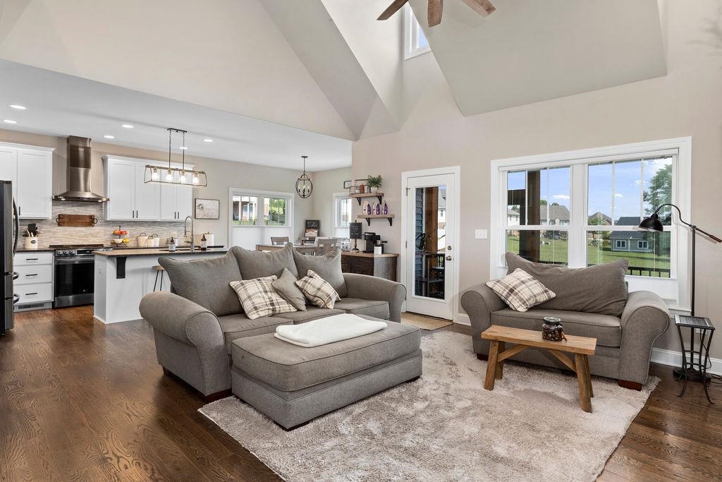 44 WHISPERING OAKS DR