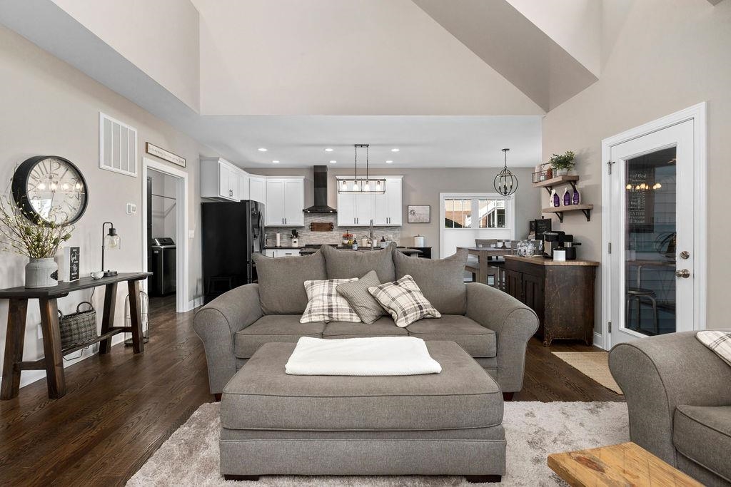 44 WHISPERING OAKS DR