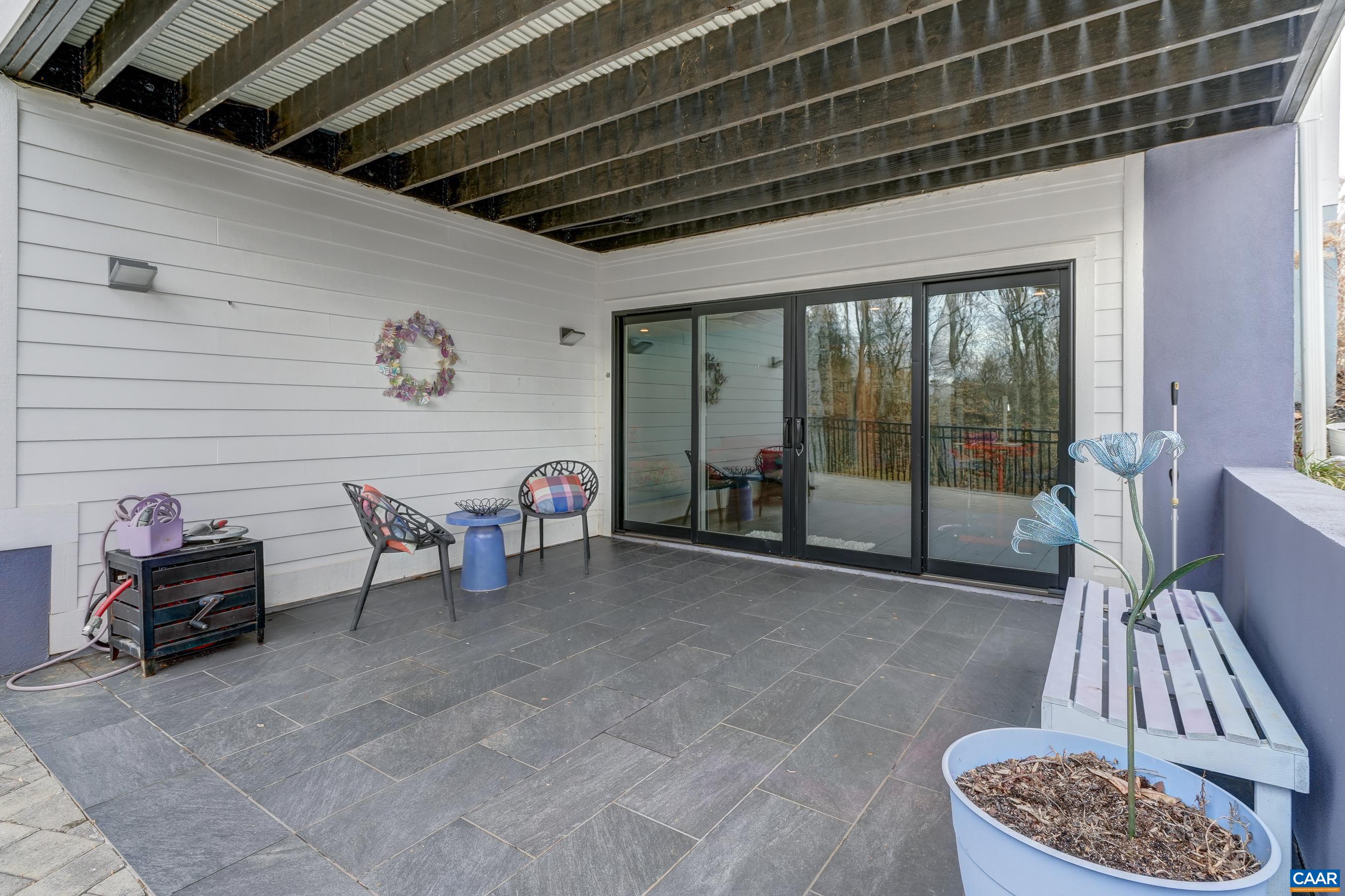 527 LOCHLYN HILL DR