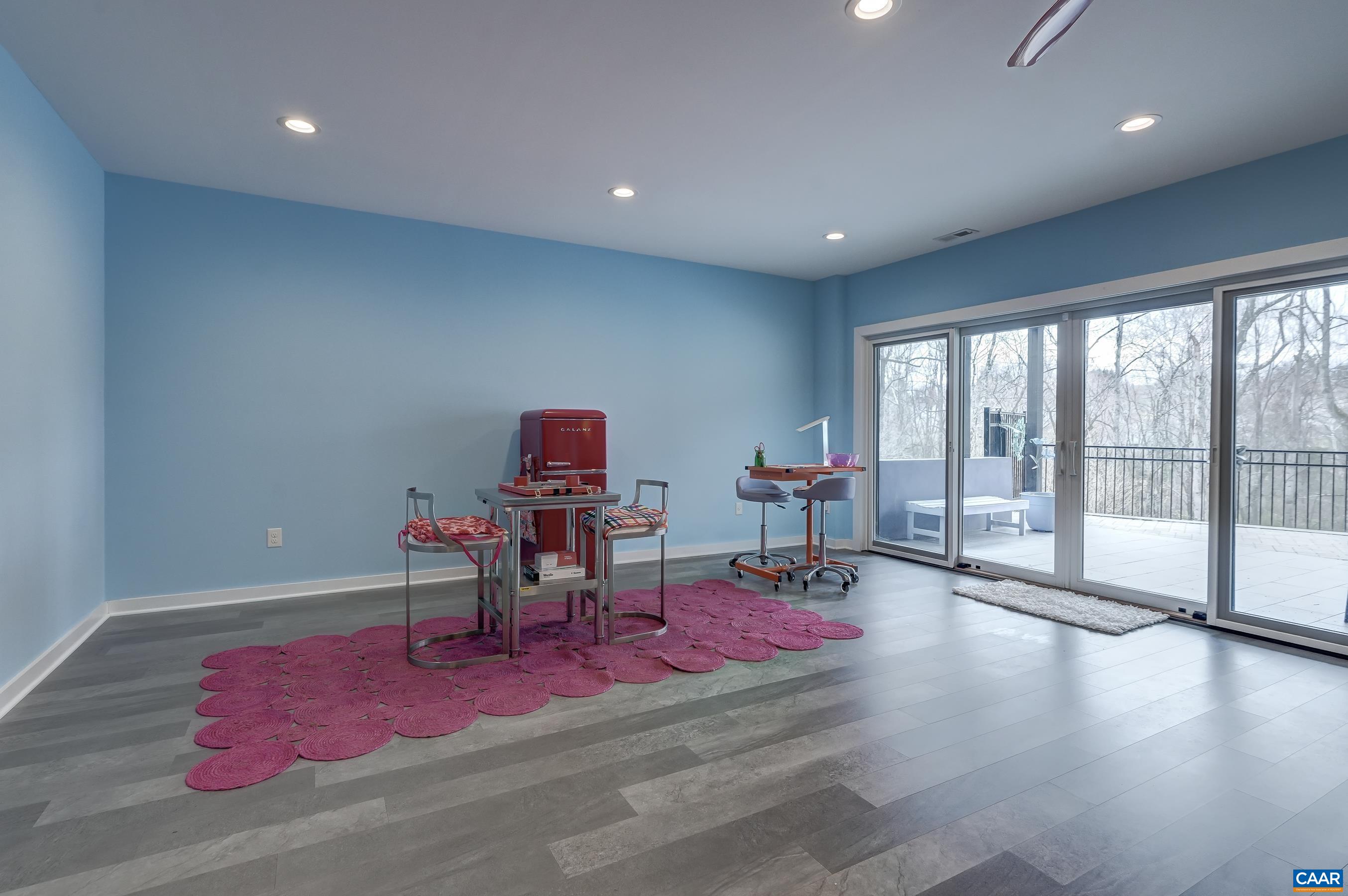 527 LOCHLYN HILL DR