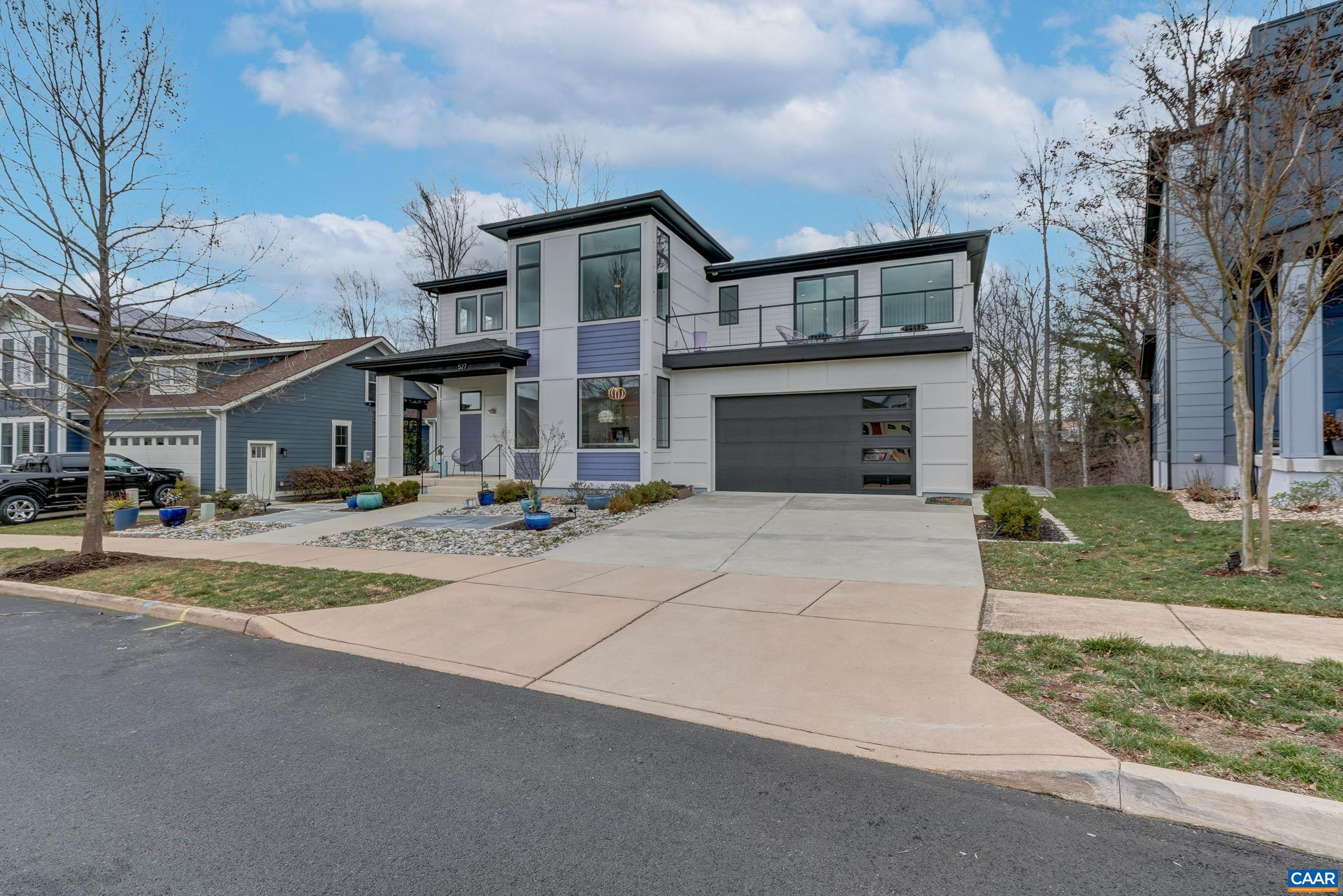 527 LOCHLYN HILL DR