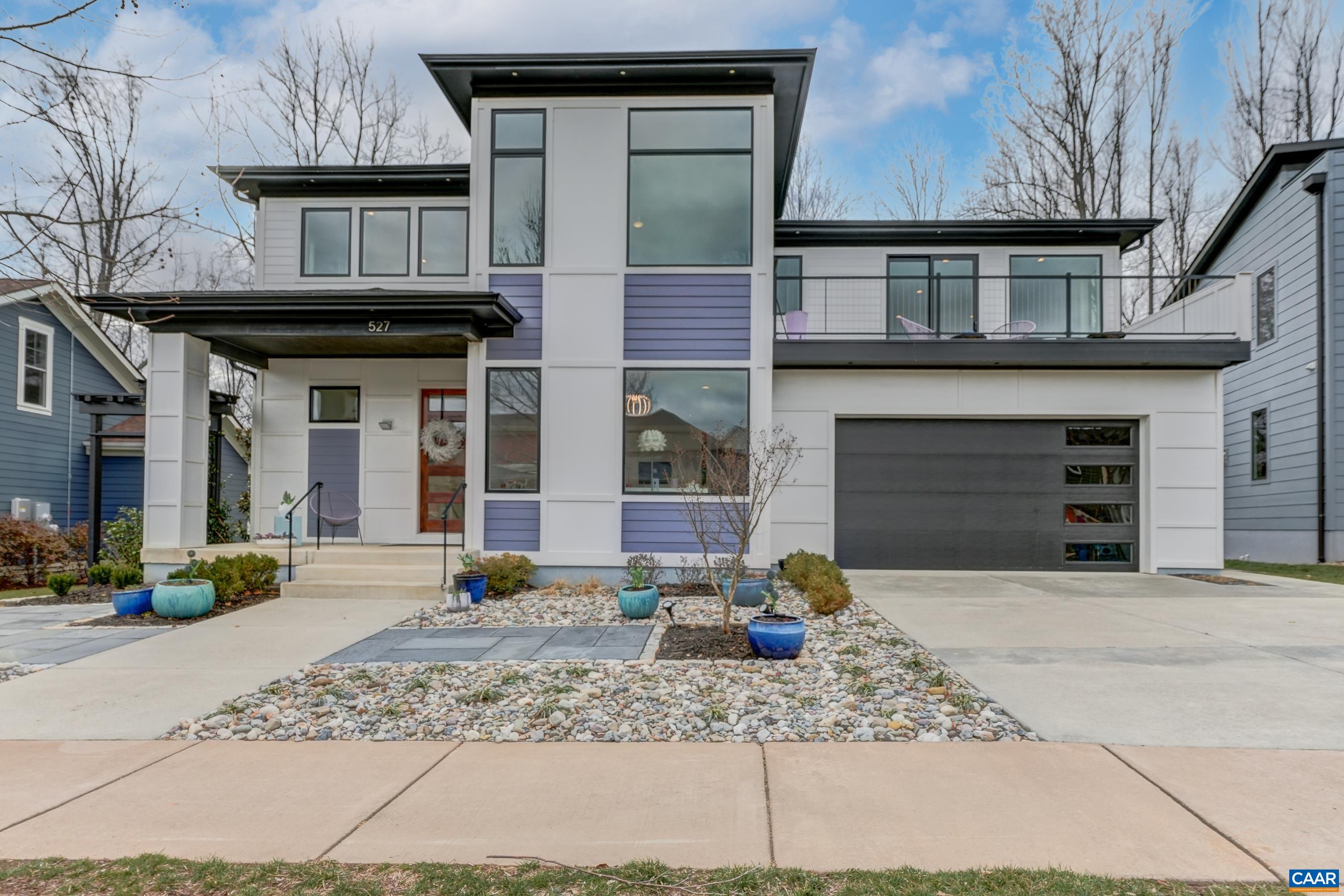 527 LOCHLYN HILL DR