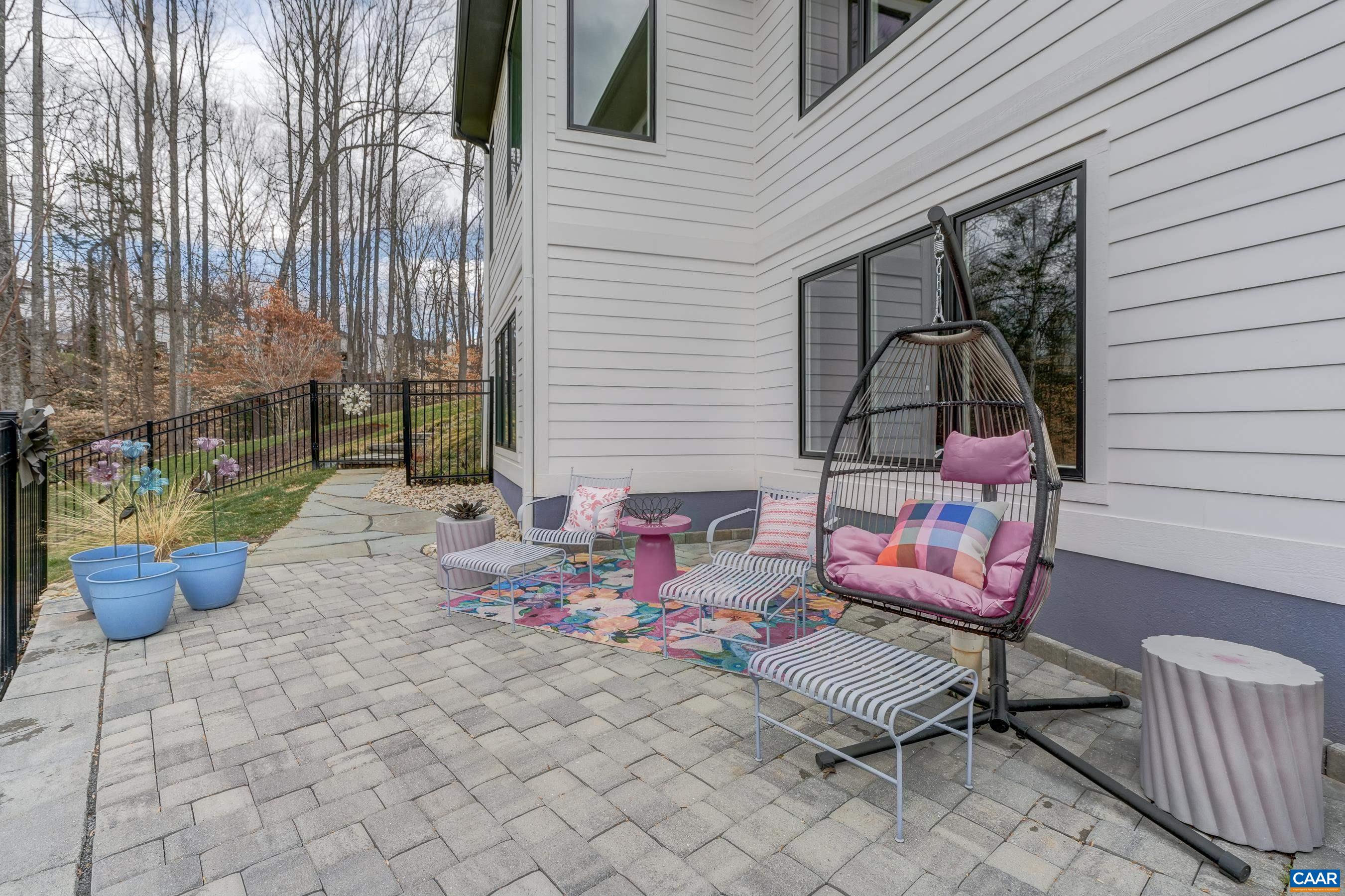 527 LOCHLYN HILL DR