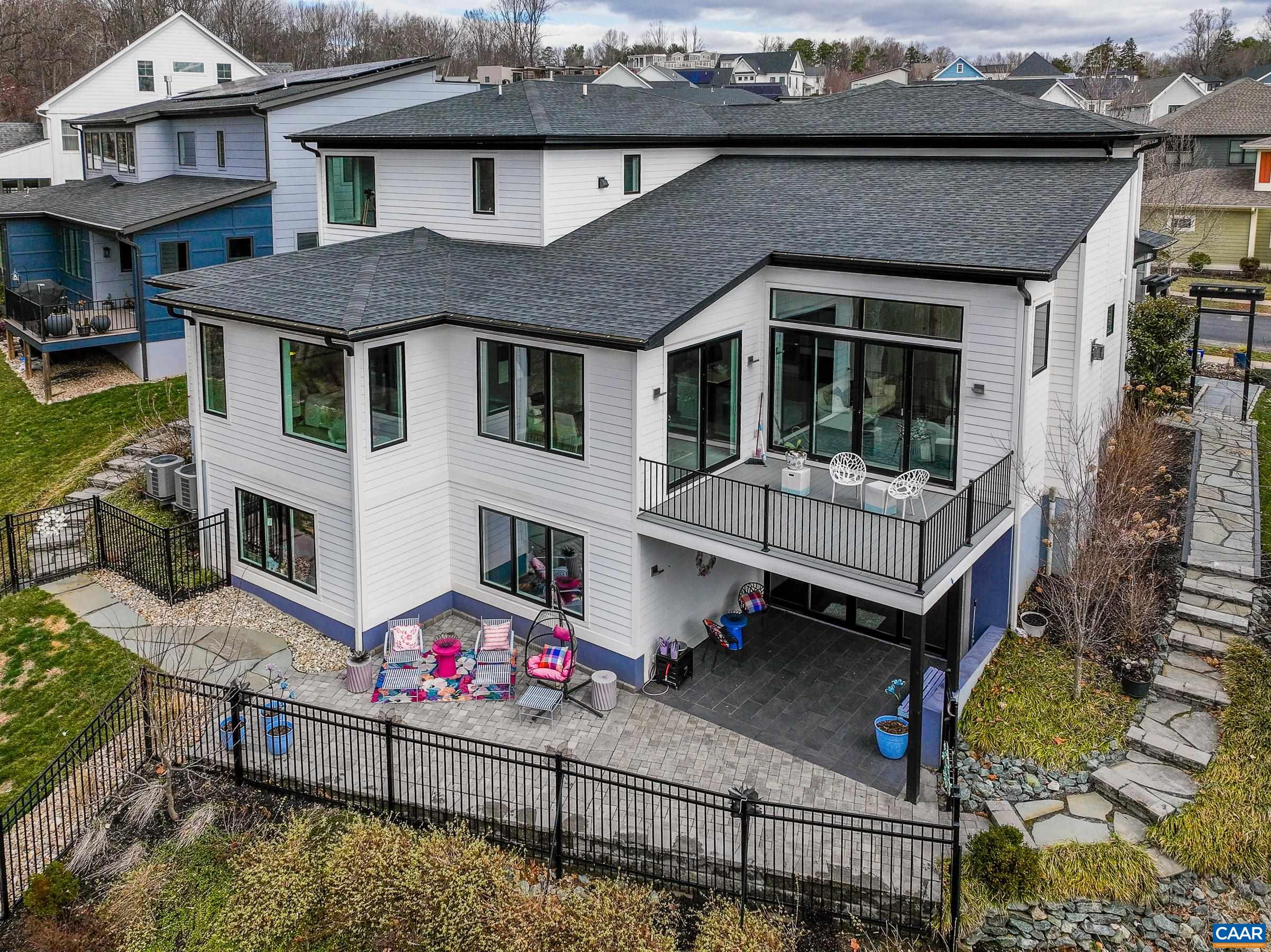 527 LOCHLYN HILL DR