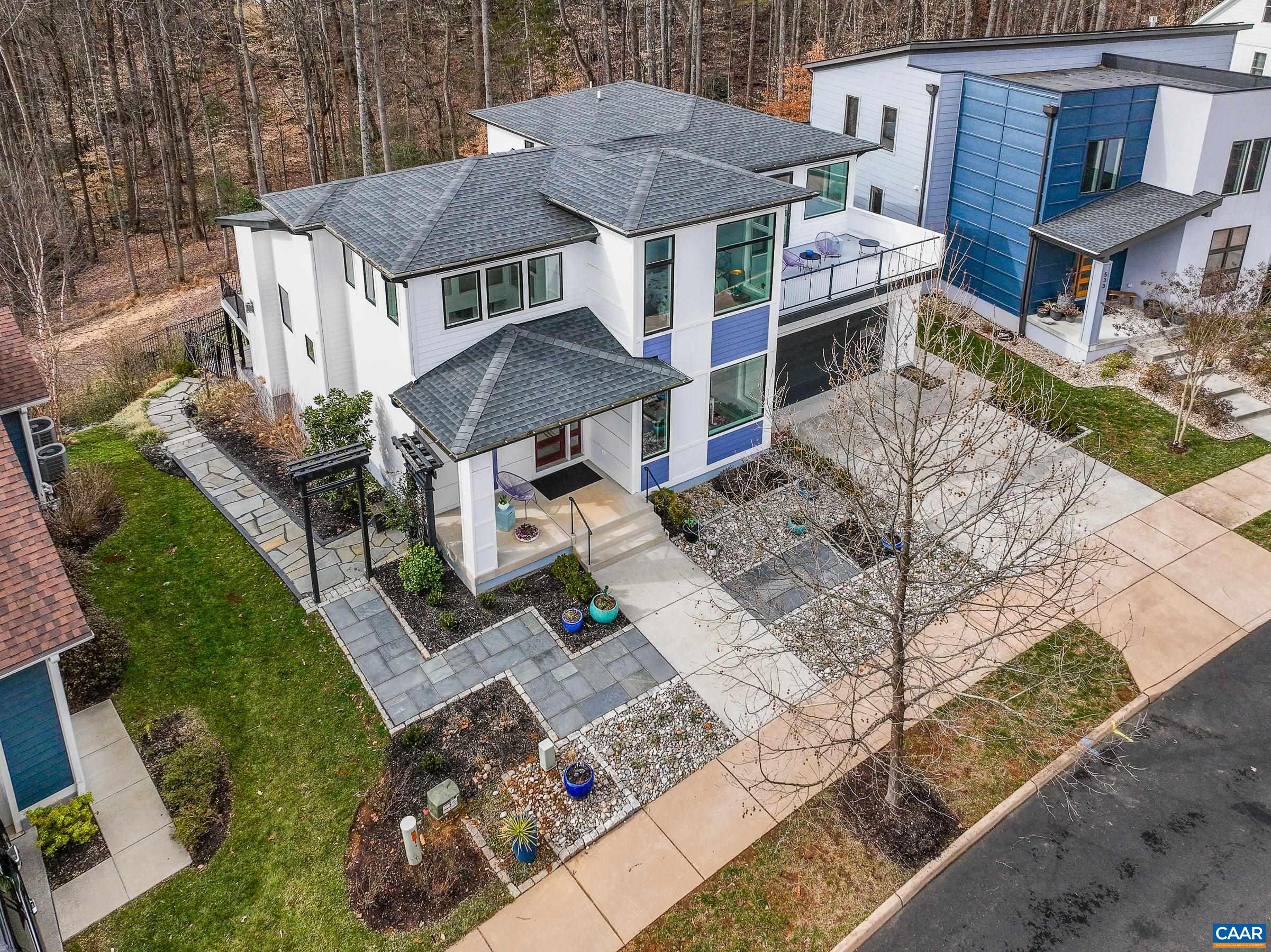 527 LOCHLYN HILL DR