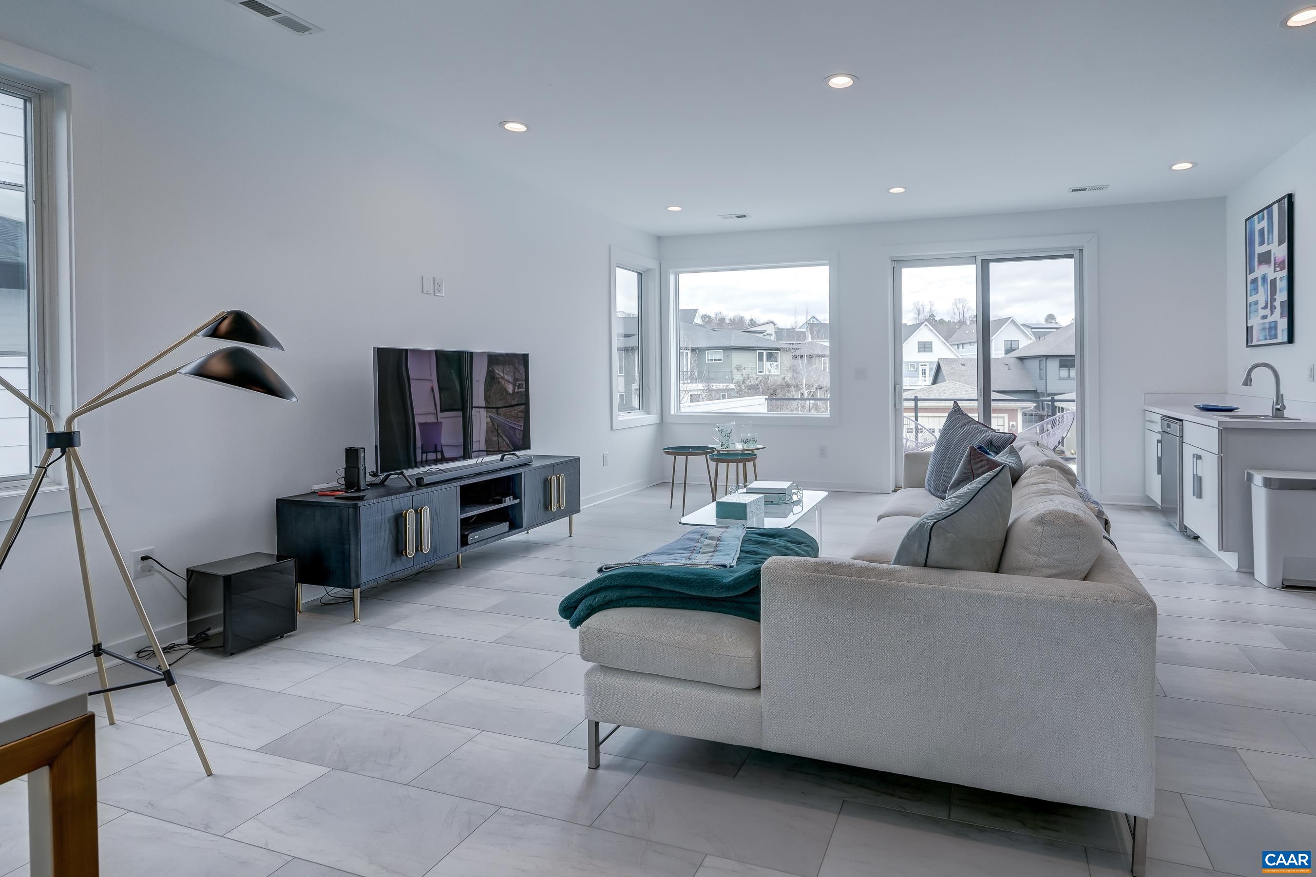 527 LOCHLYN HILL DR