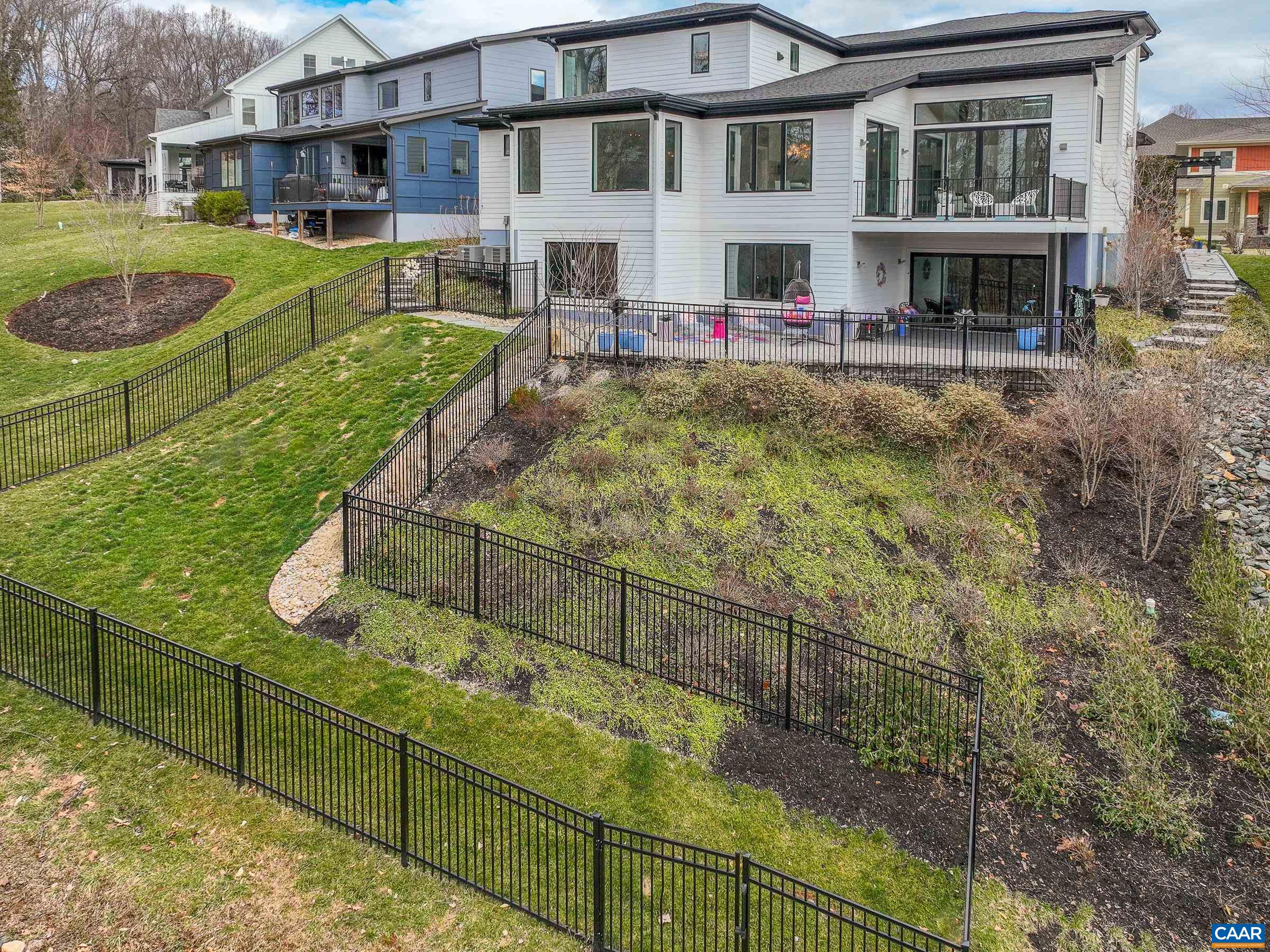527 LOCHLYN HILL DR