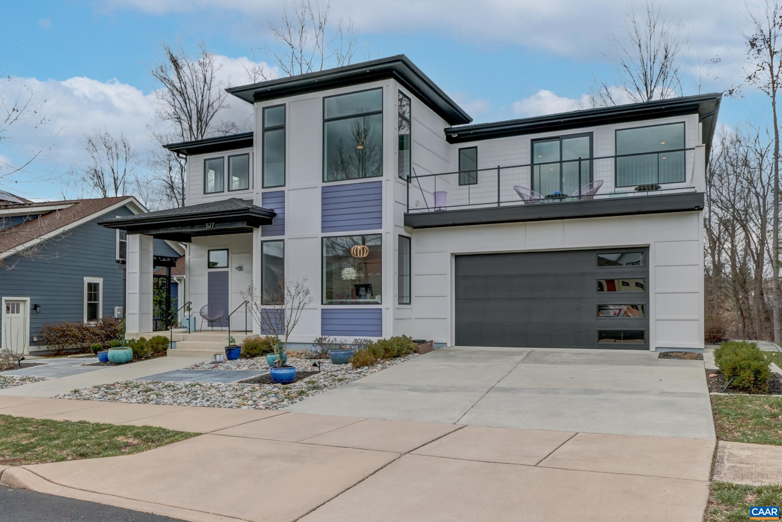 527 LOCHLYN HILL DR