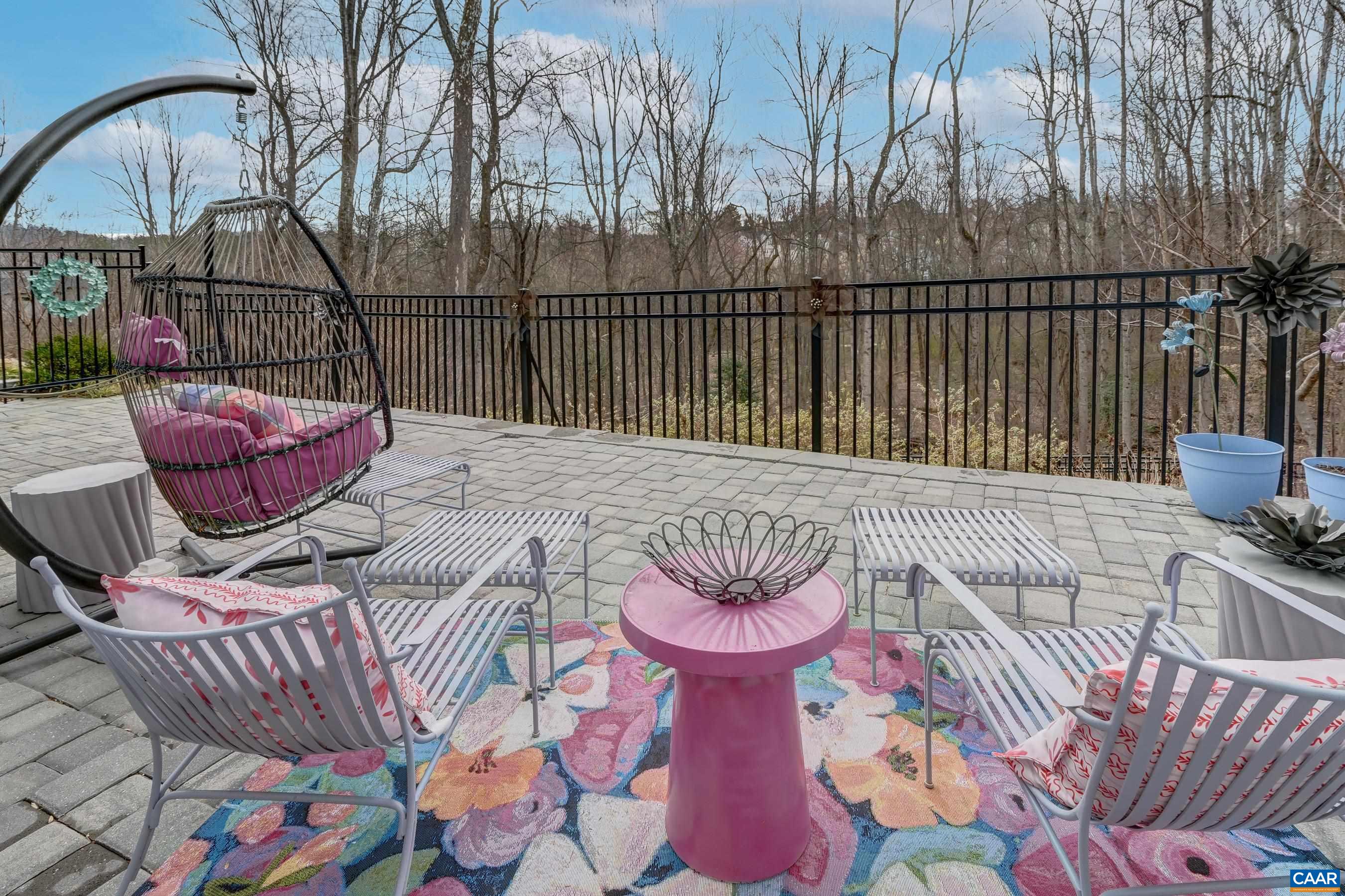 527 LOCHLYN HILL DR