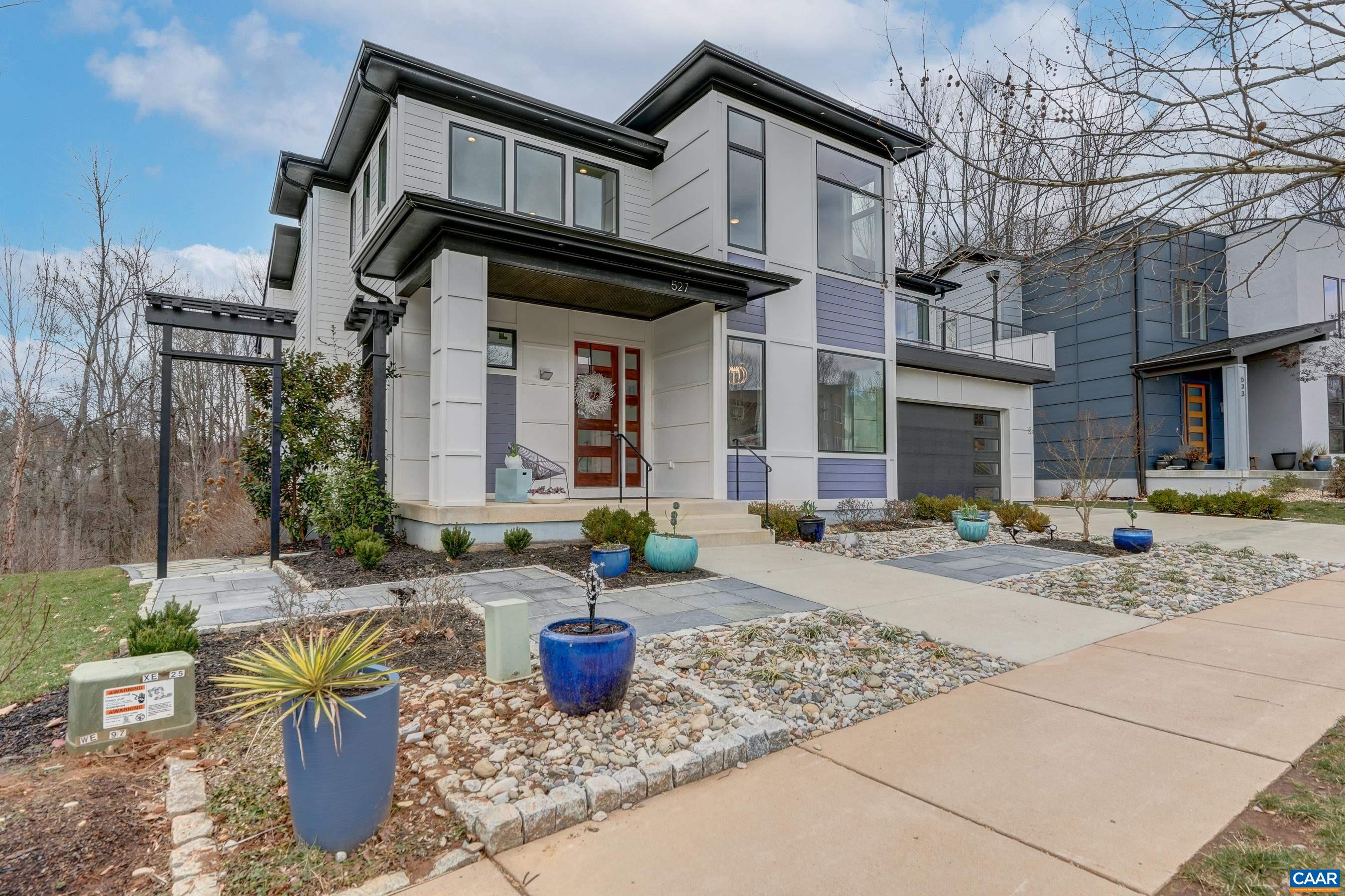 527 LOCHLYN HILL DR