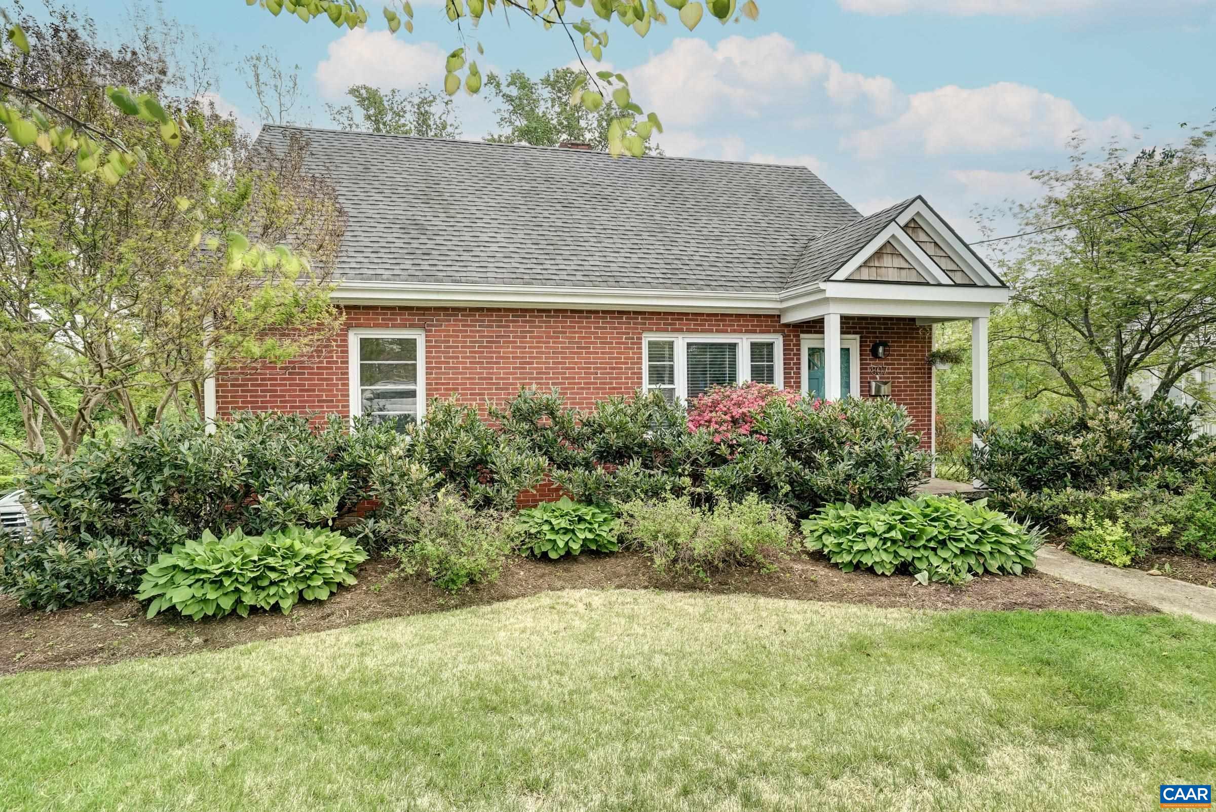 807 HILLCREST RD