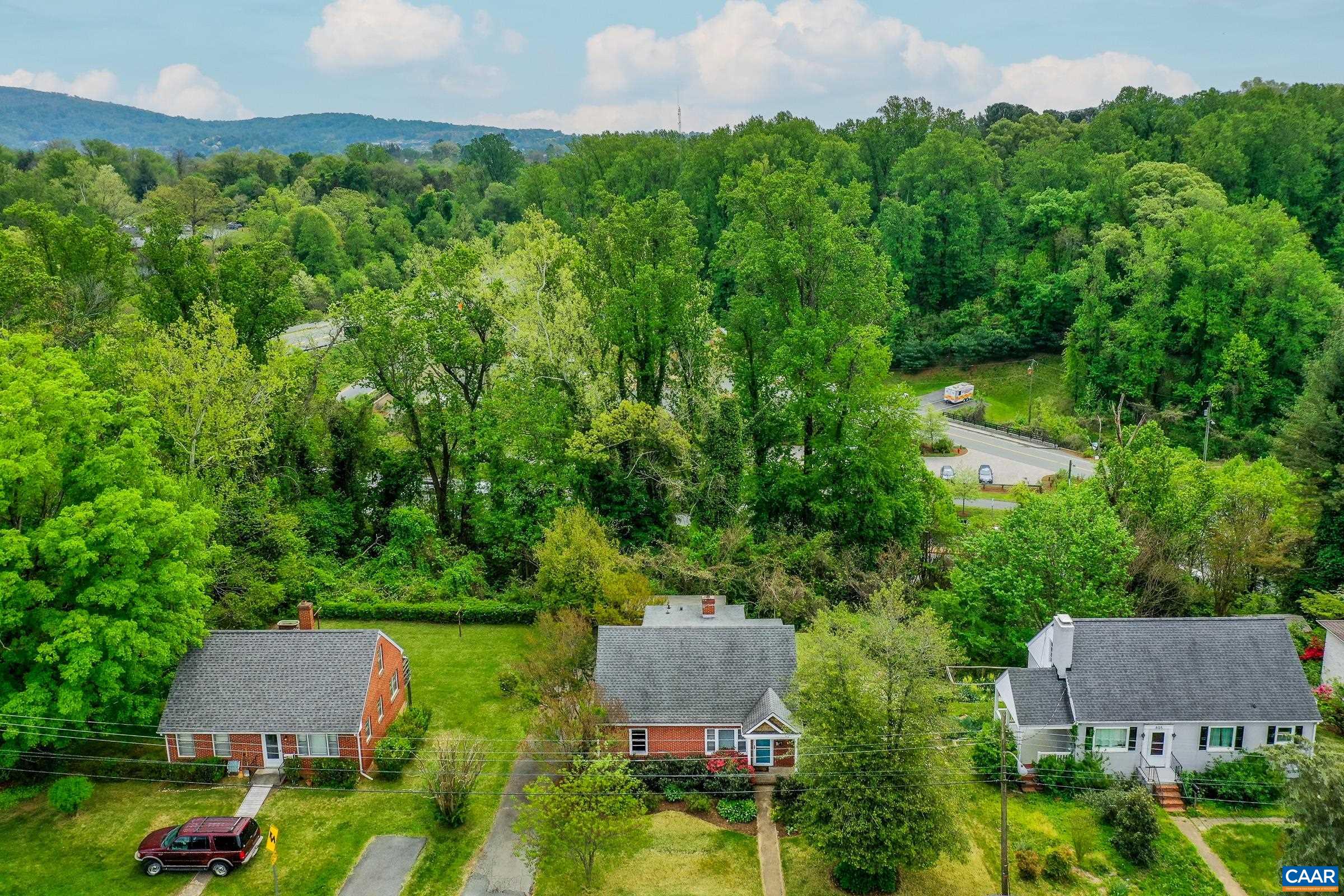 807 HILLCREST RD