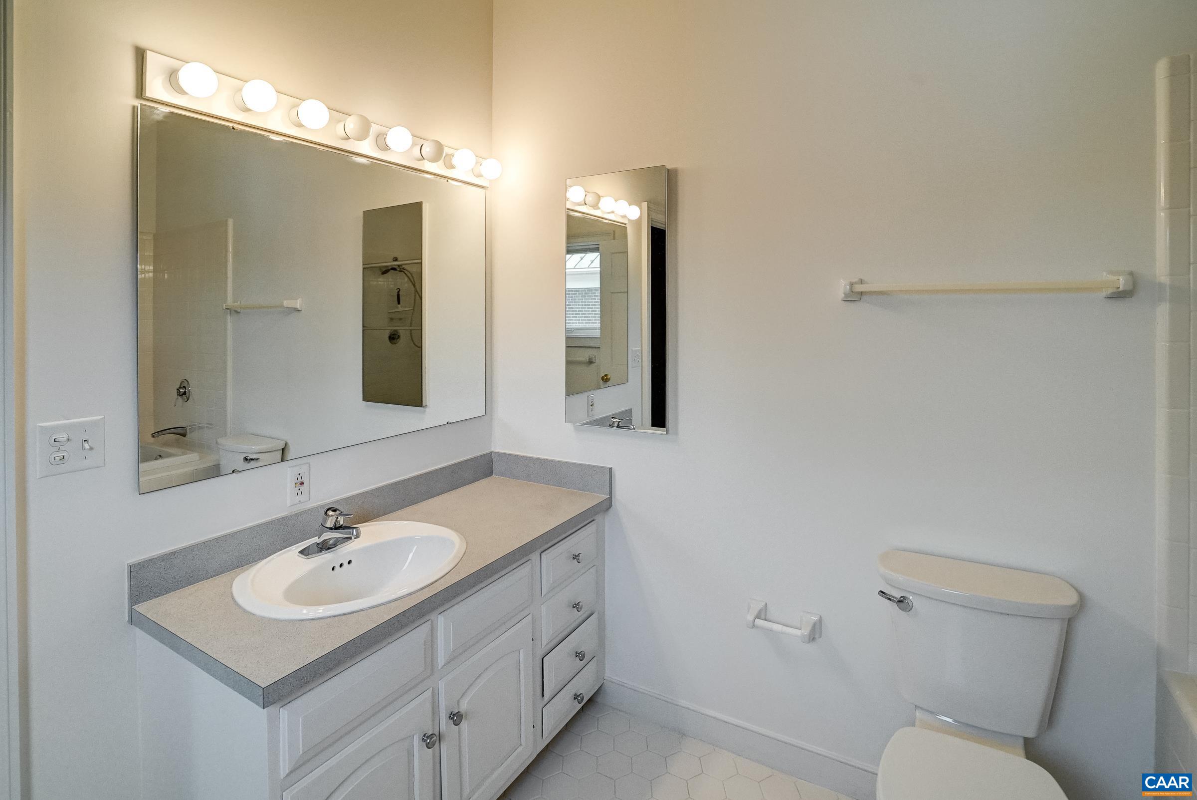 512 WORTHINGTON DR Unit: B