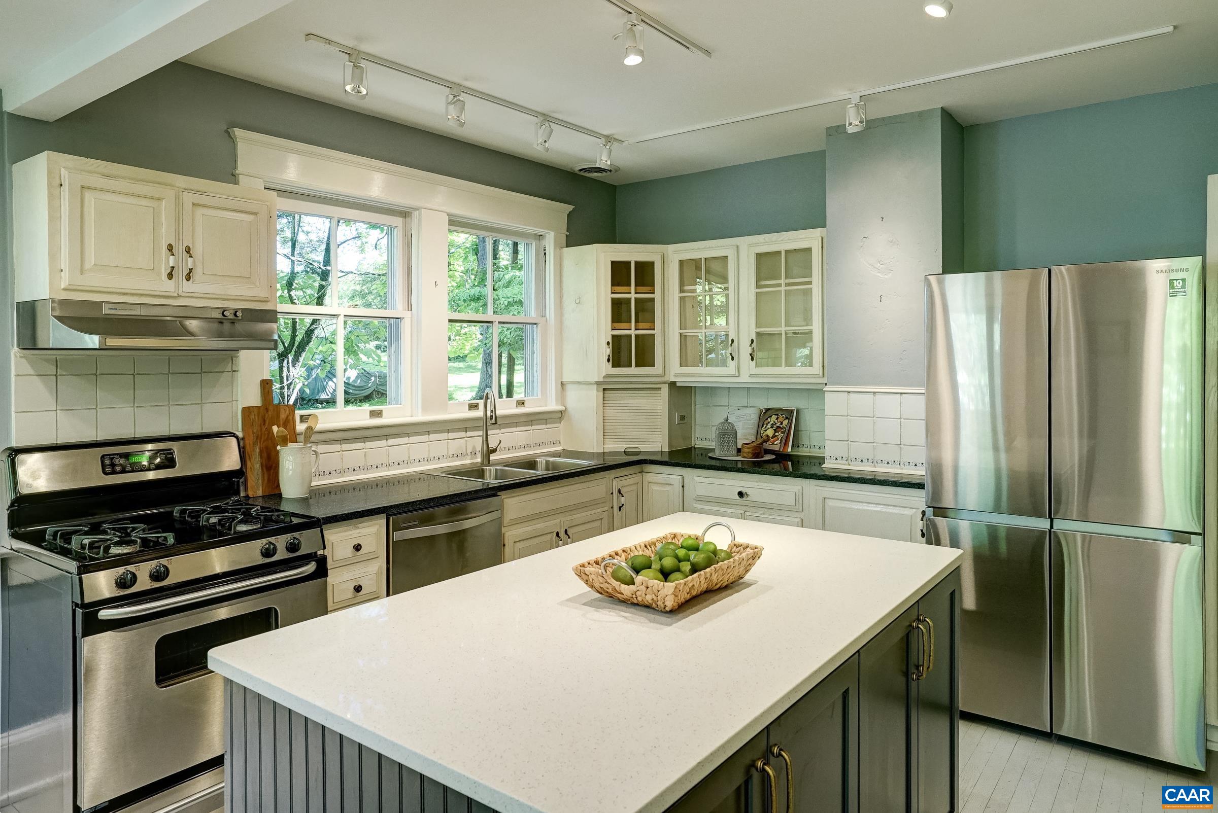 2425 JEFFERSON PARK AVE