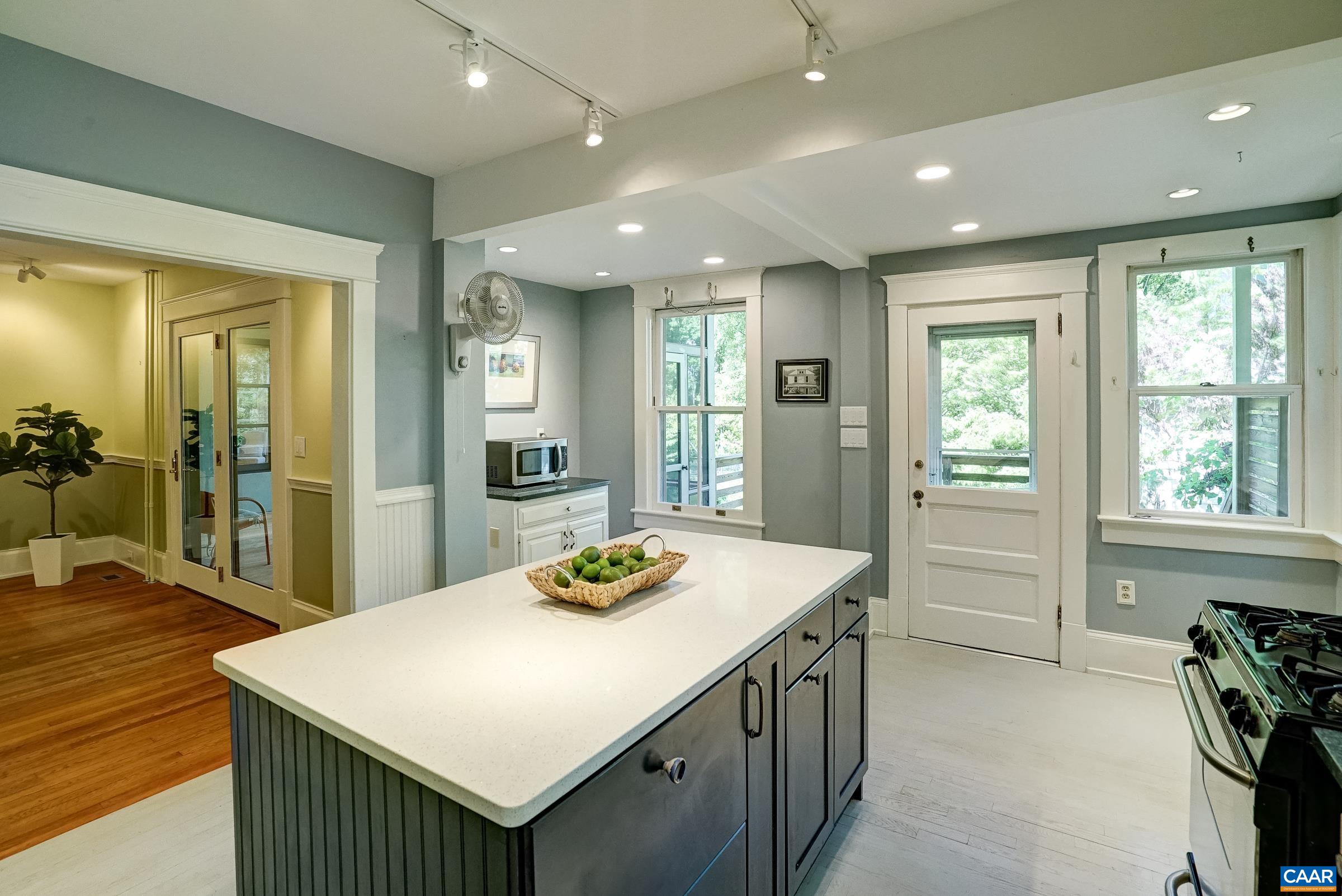 2425 JEFFERSON PARK AVE