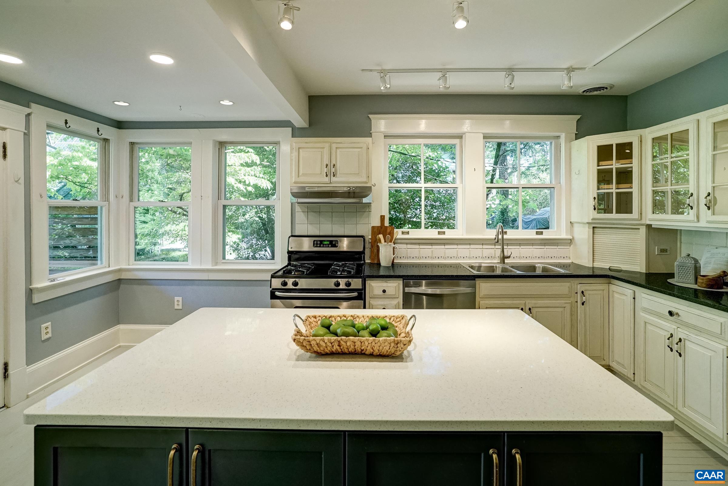 2425 JEFFERSON PARK AVE