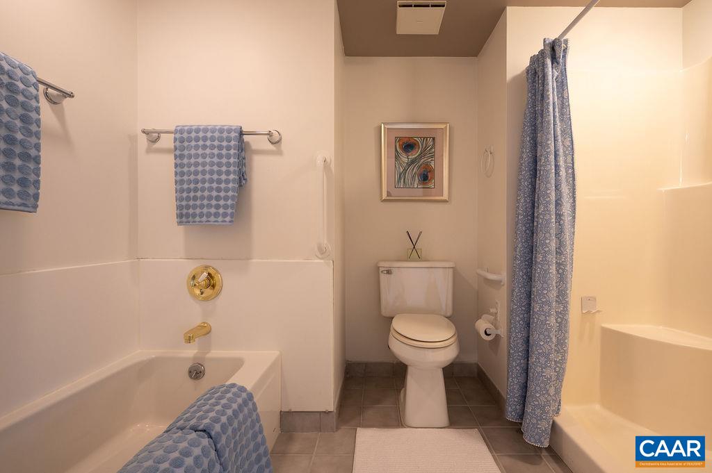 500 CRESTWOOD DR Unit: 2203