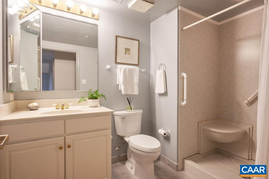 500 CRESTWOOD DR Unit: 2203