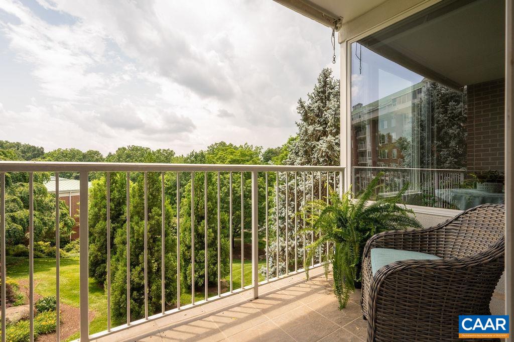 500 CRESTWOOD DR Unit: 2203