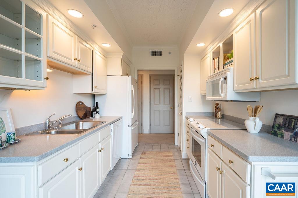 500 CRESTWOOD DR Unit: 2203