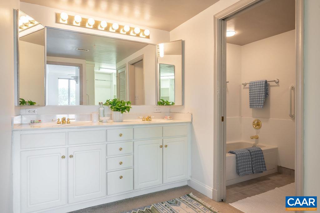 500 CRESTWOOD DR Unit: 2203