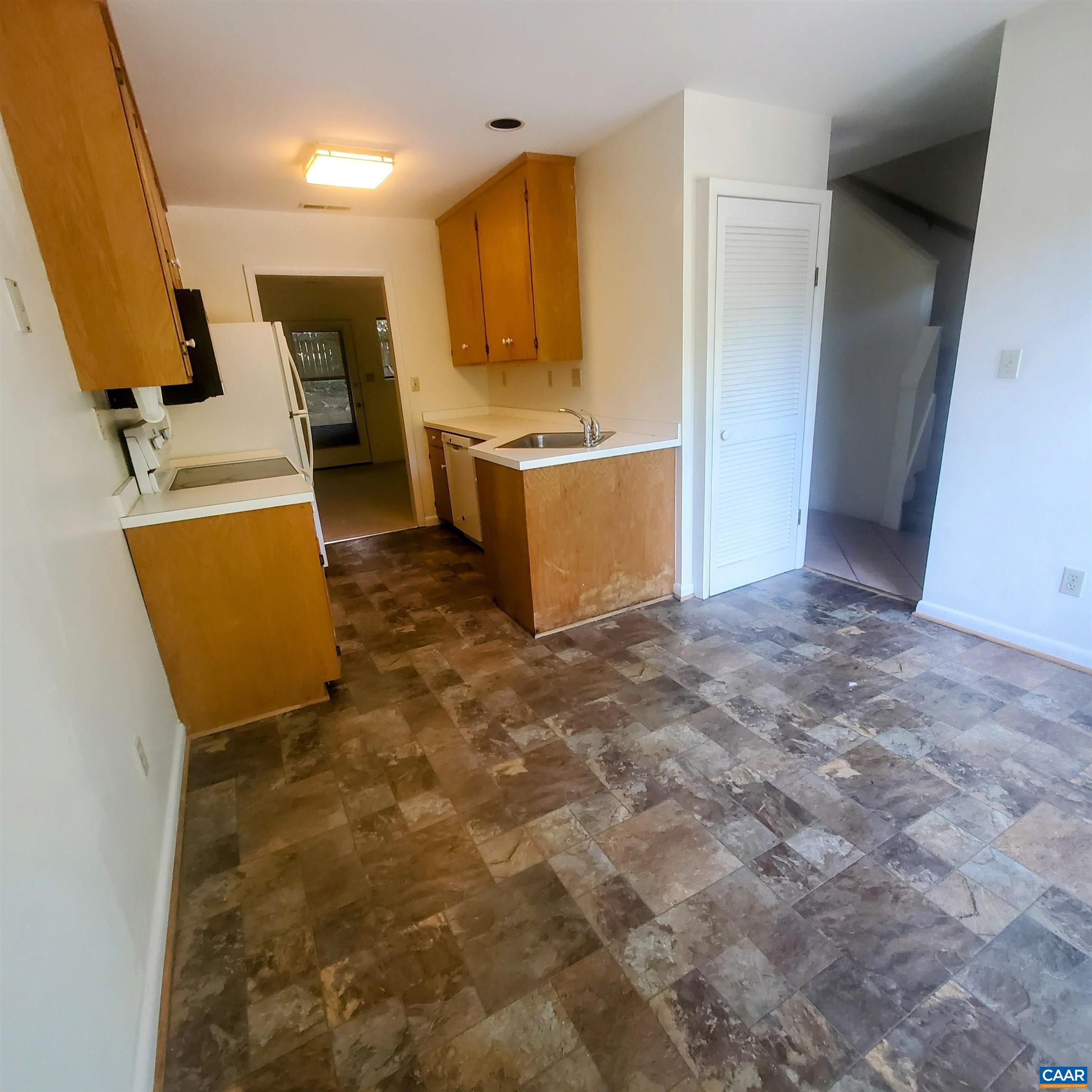1217 CHATHAM RDG