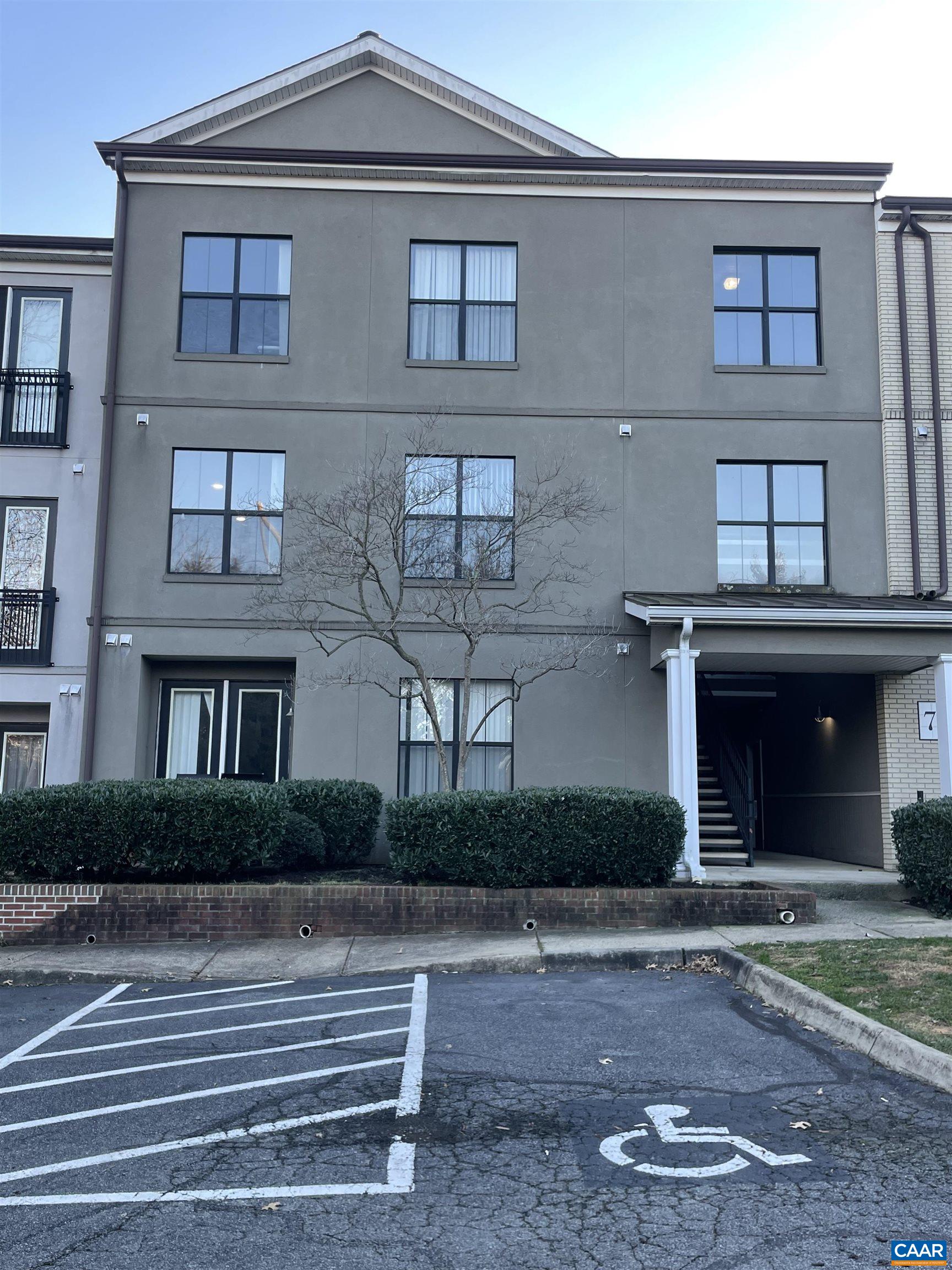 735 WALKER SQ Unit: 4a