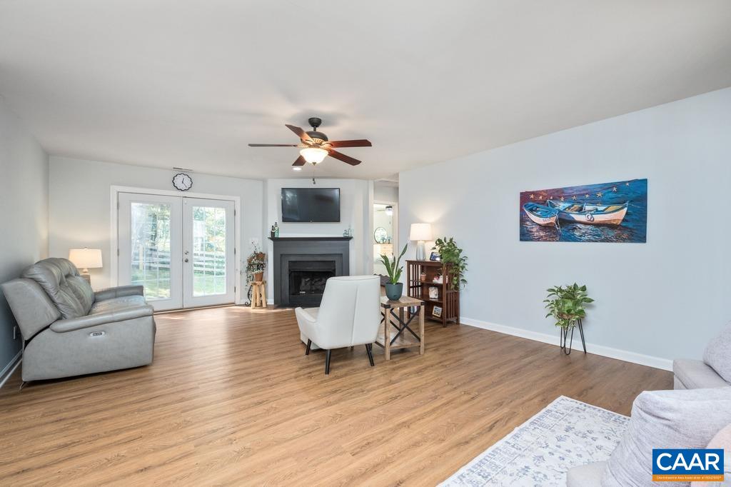 217 BLACKTHORN LN