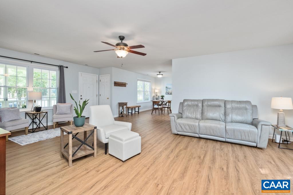 217 BLACKTHORN LN