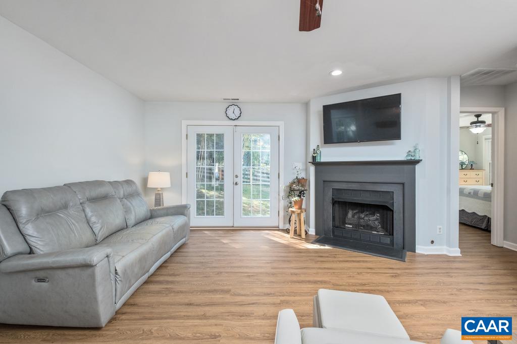 217 BLACKTHORN LN