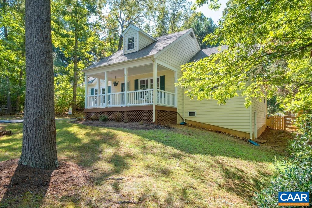 217 BLACKTHORN LN