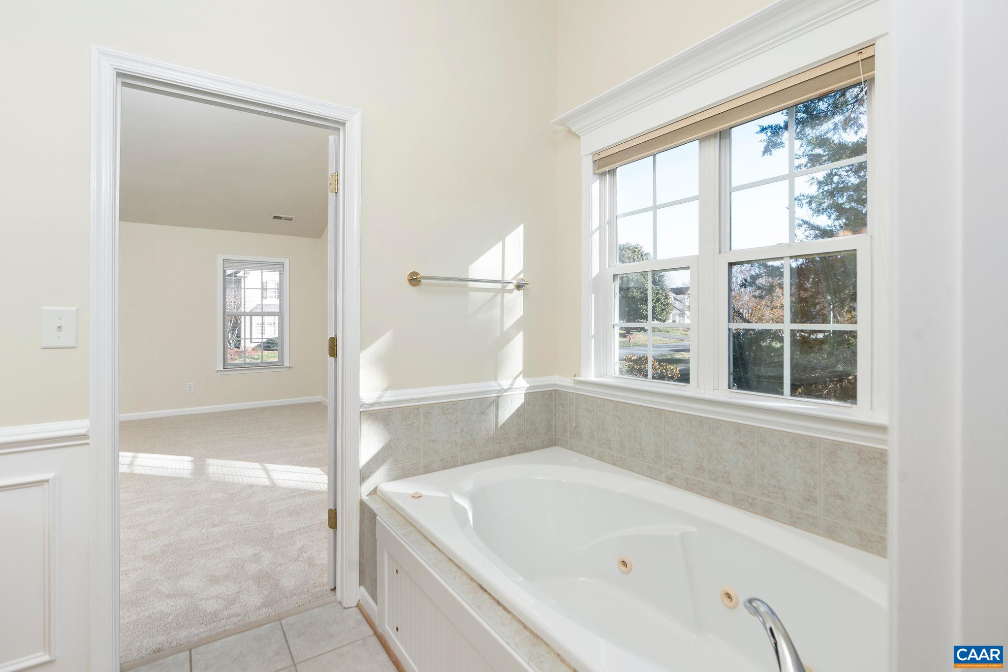 4943 LAKE TREE LN