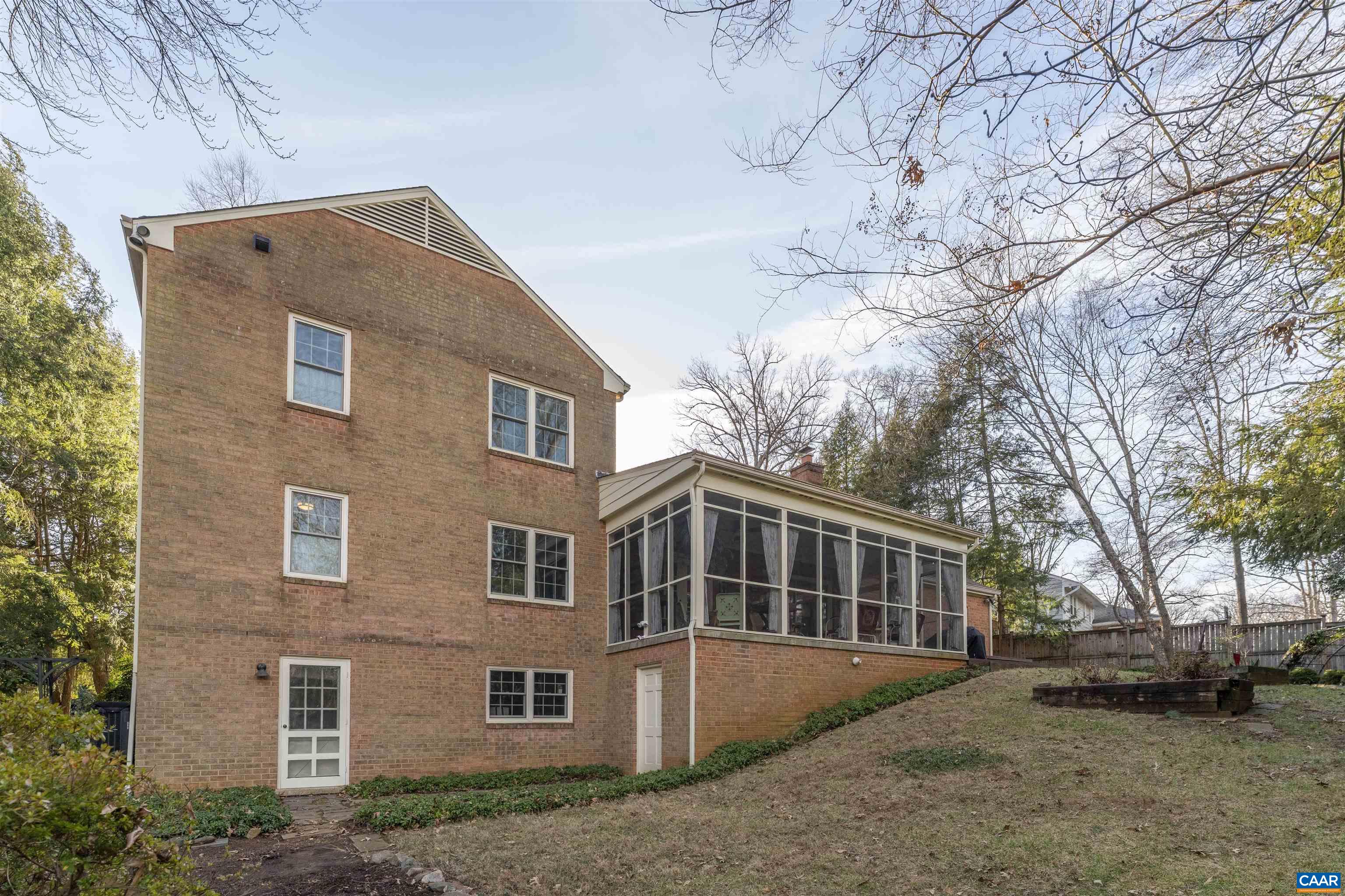 1413 FOXBROOK LN