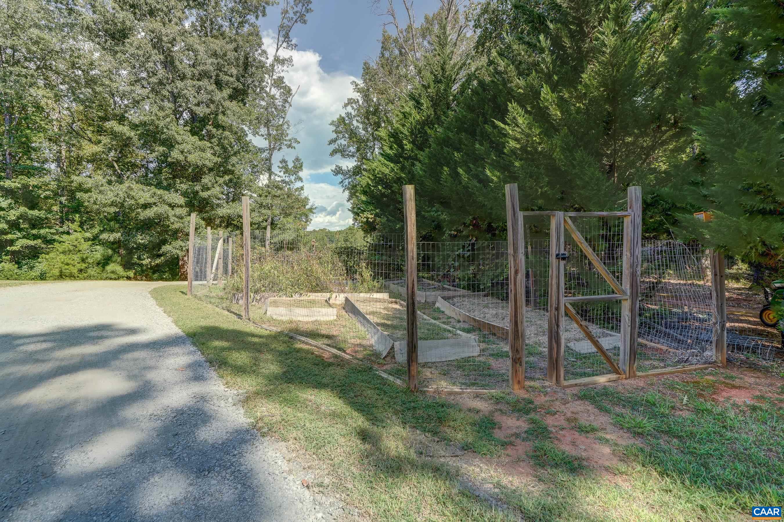 140 LYNX FARM LN